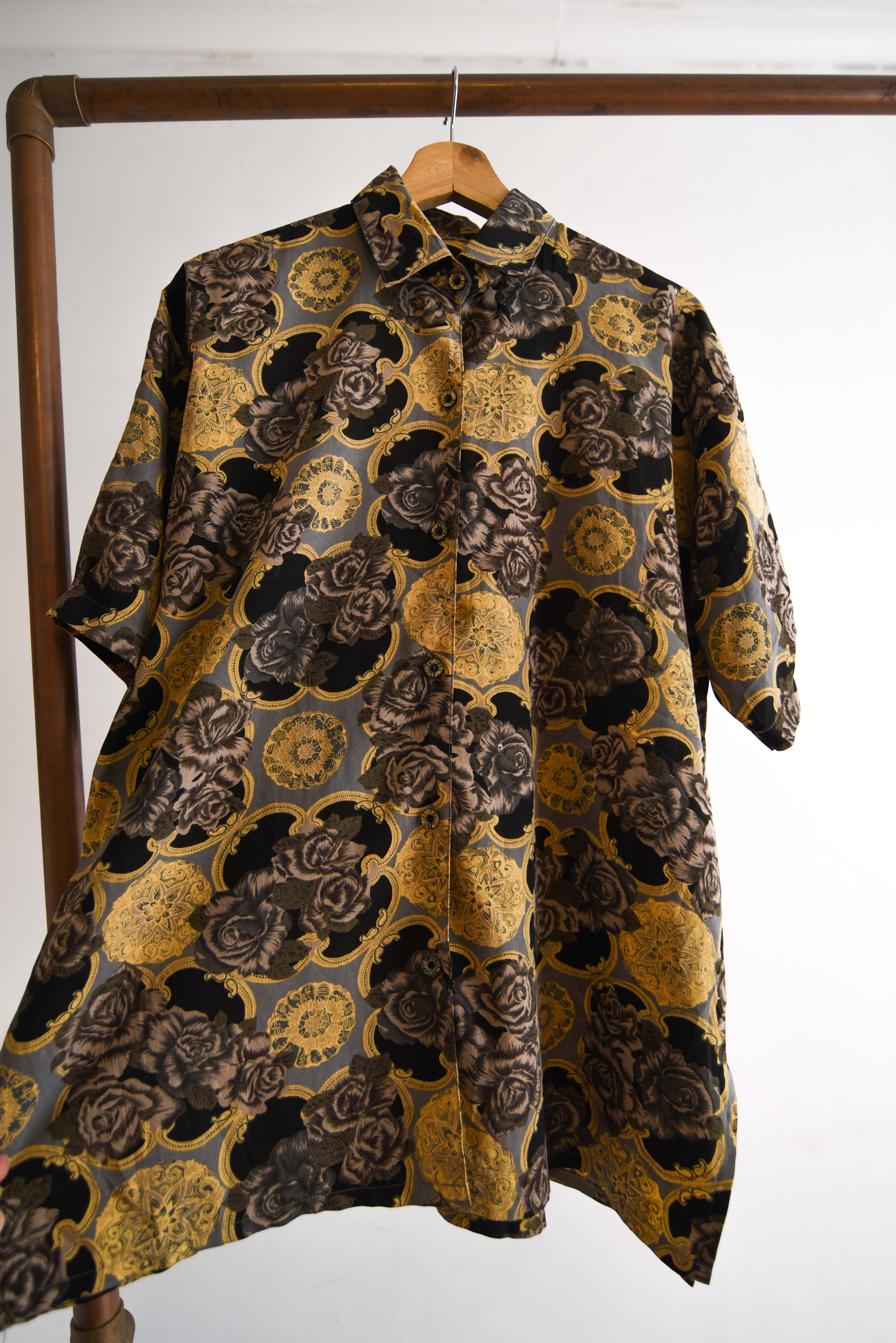 Camisa floral dark rosas