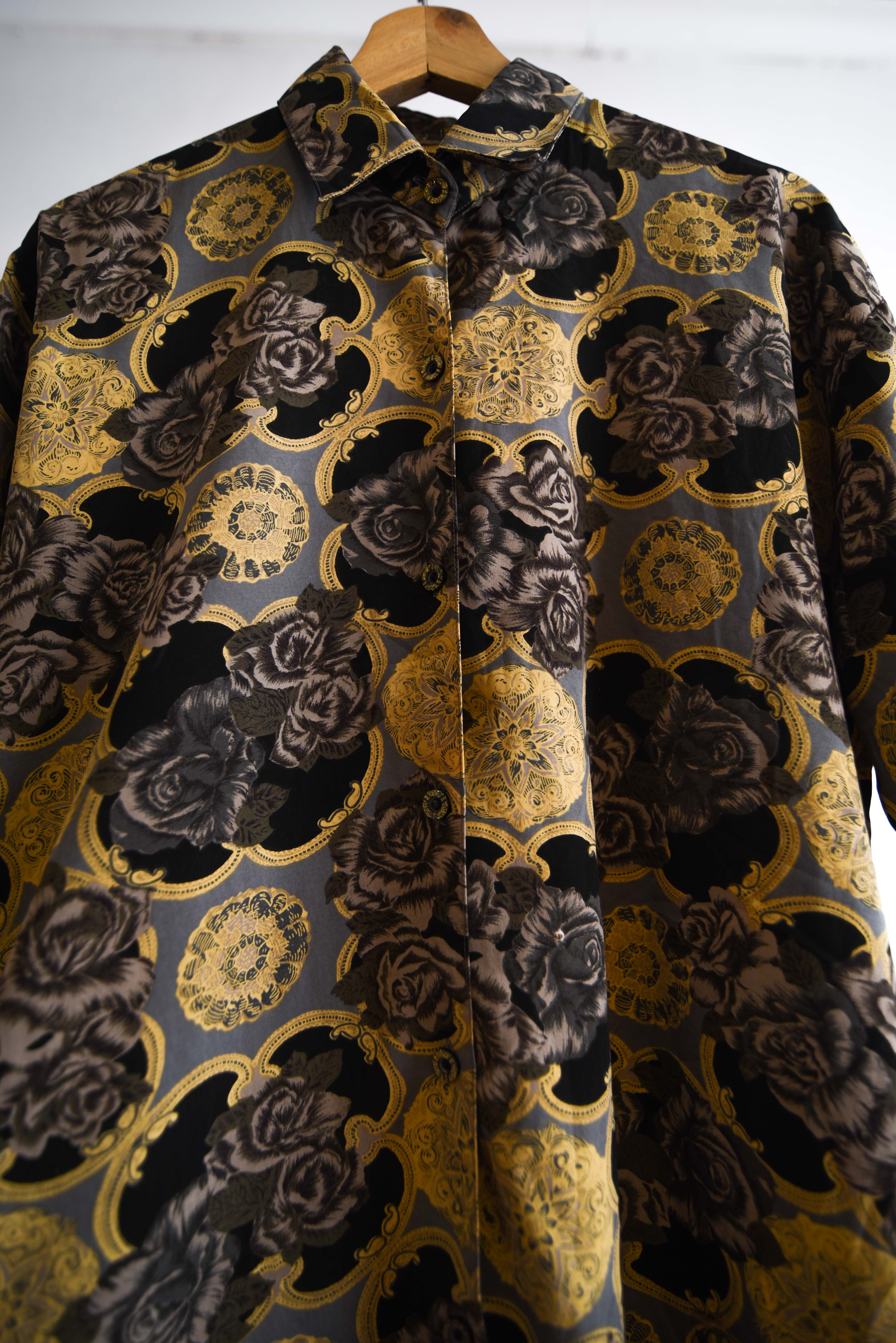 Camisa floral dark rosas