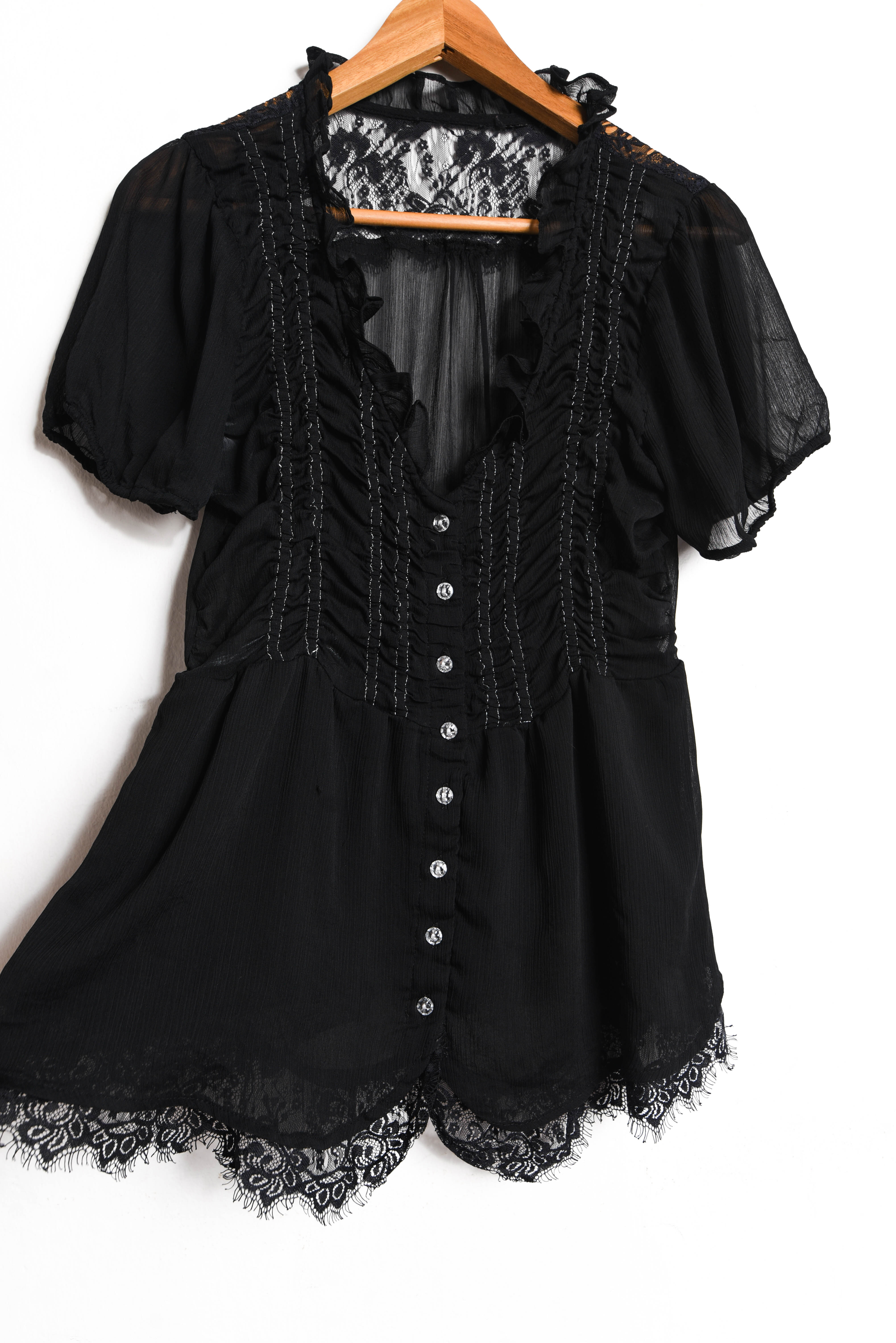 Blusa negra y encaje