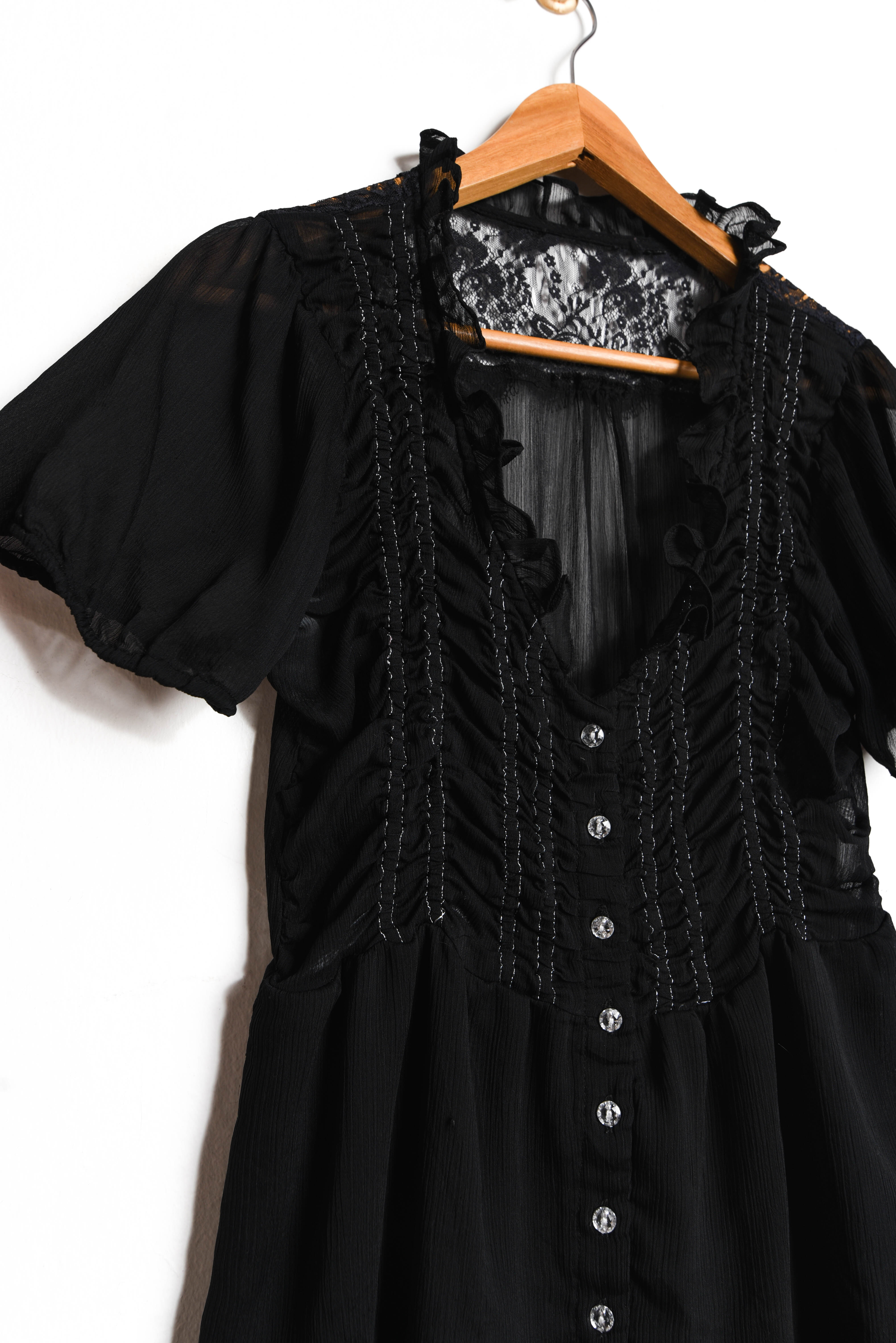 Blusa negra y encaje