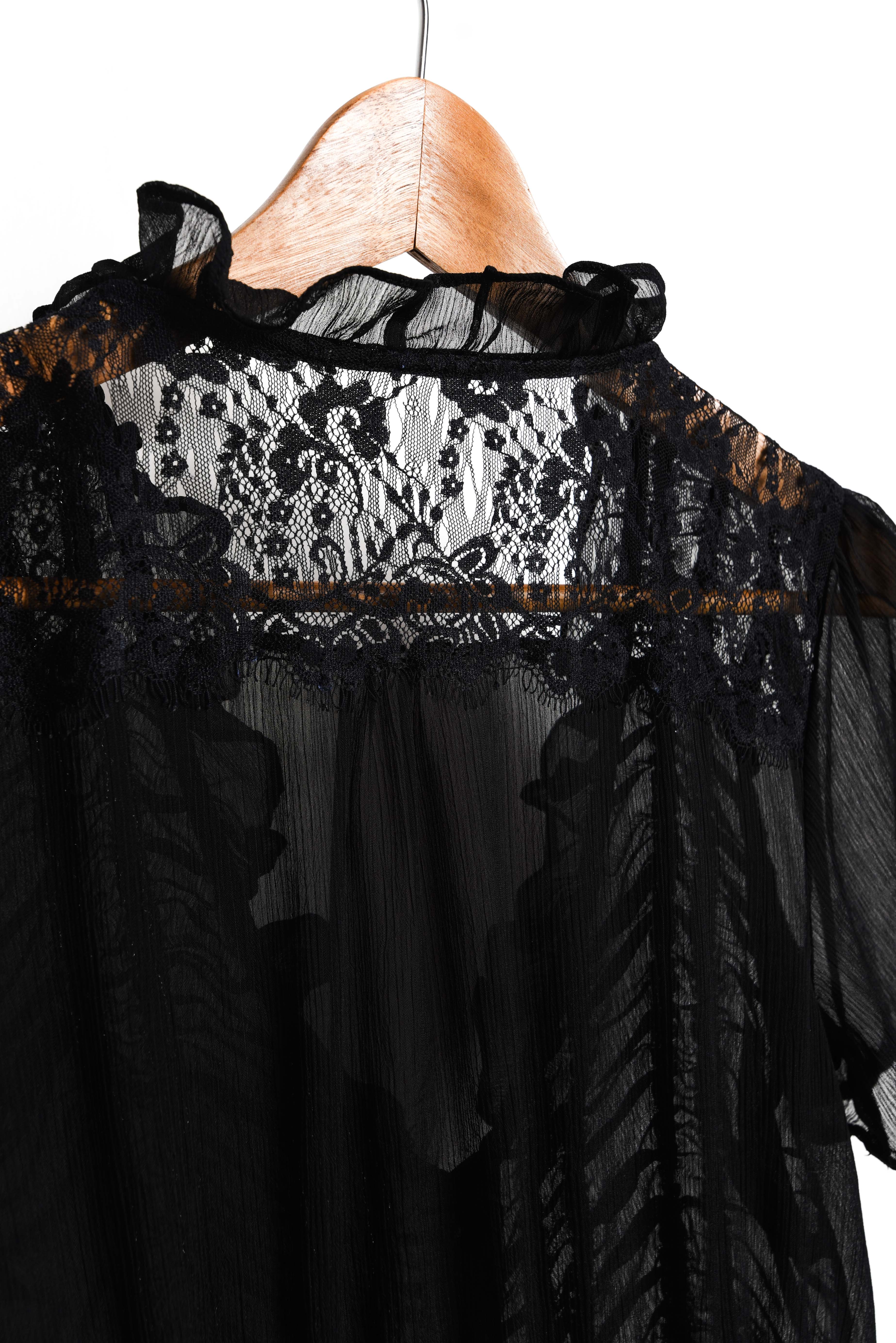 Blusa negra y encaje