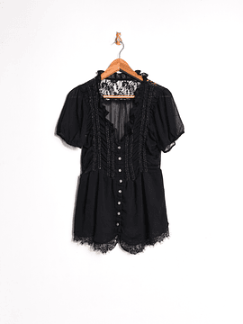 Blusa negra y encaje