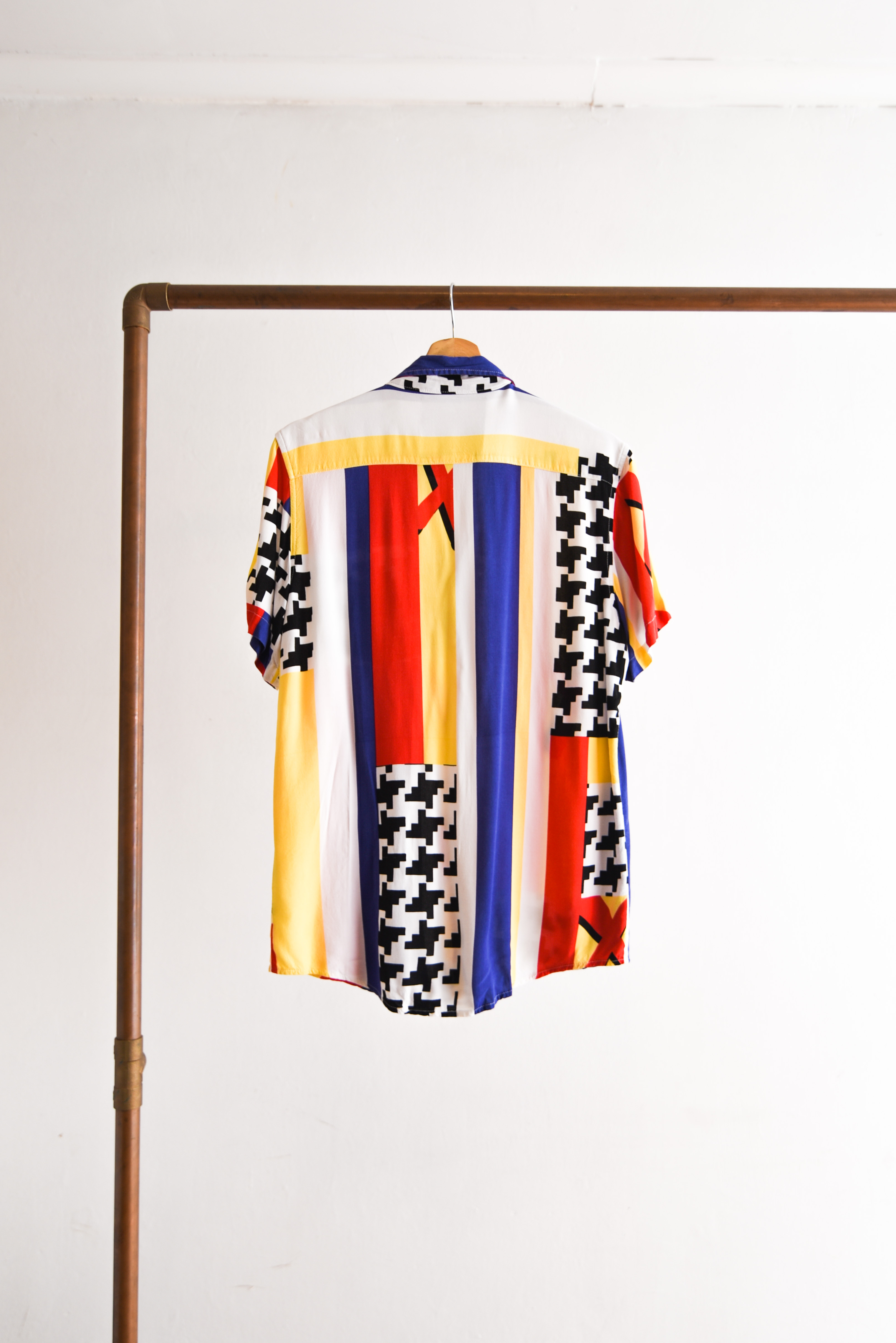 Camisa multicolor geométrica