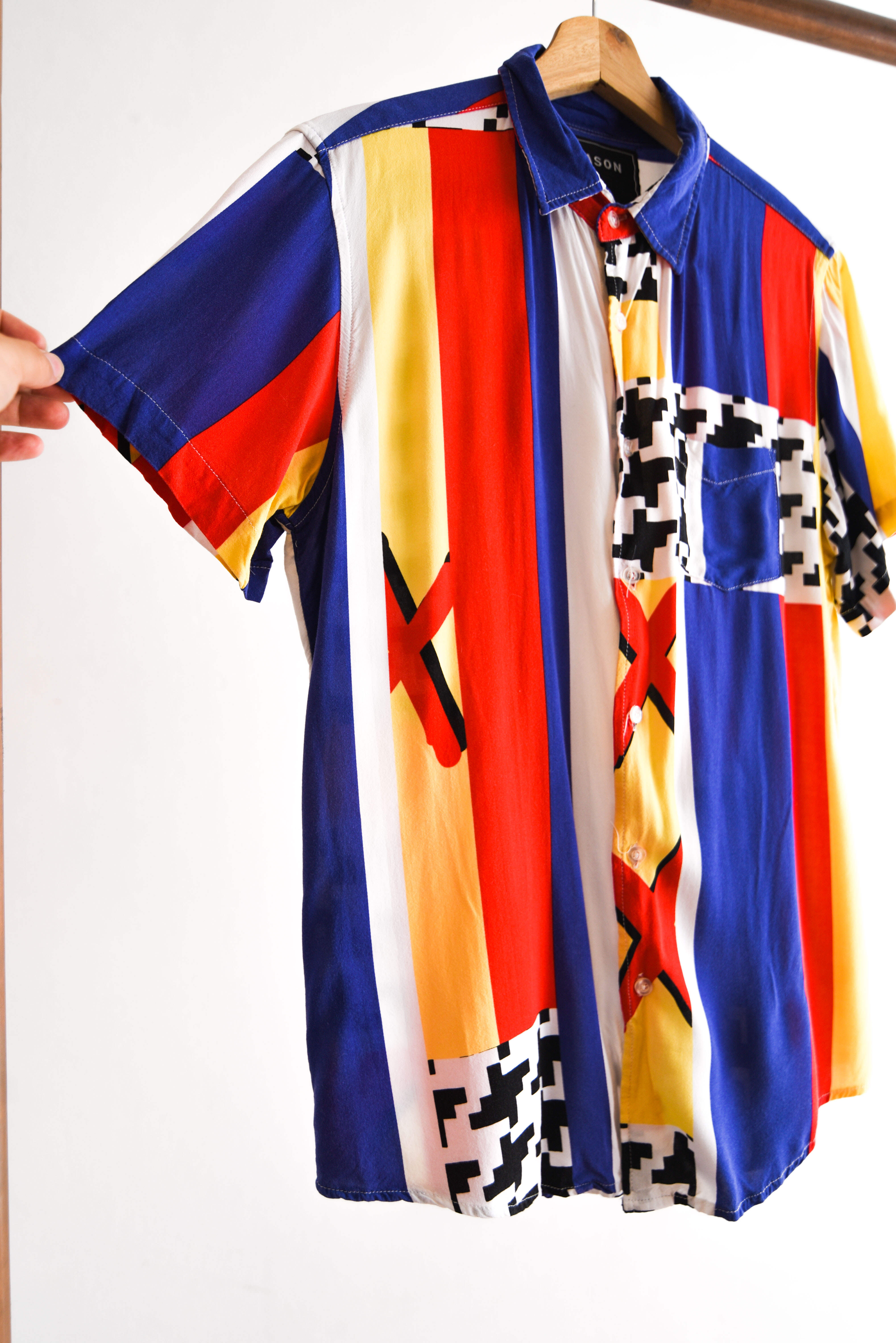 Camisa multicolor geométrica