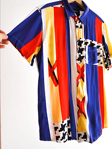 Camisa multicolor geométrica