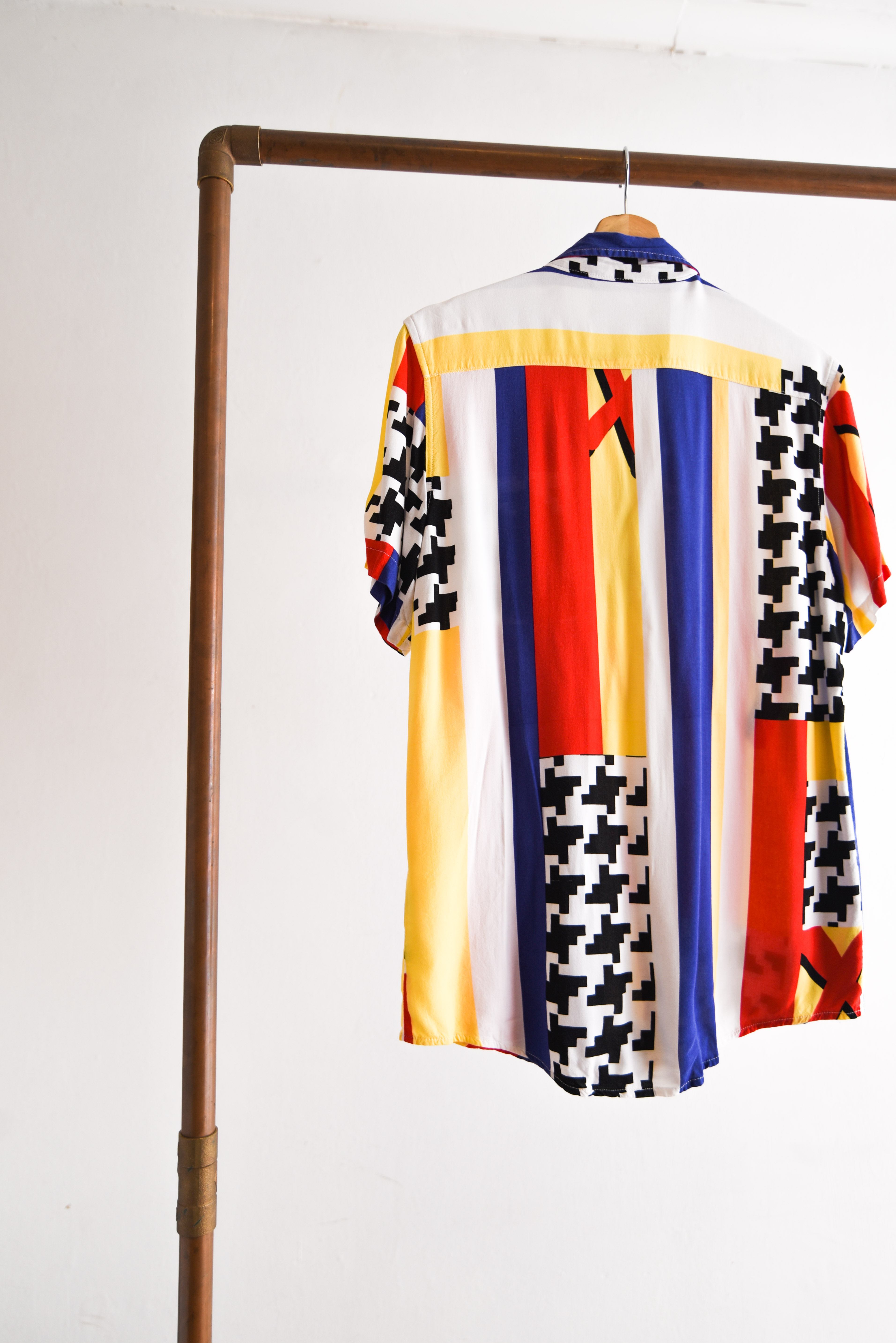 Camisa multicolor geométrica