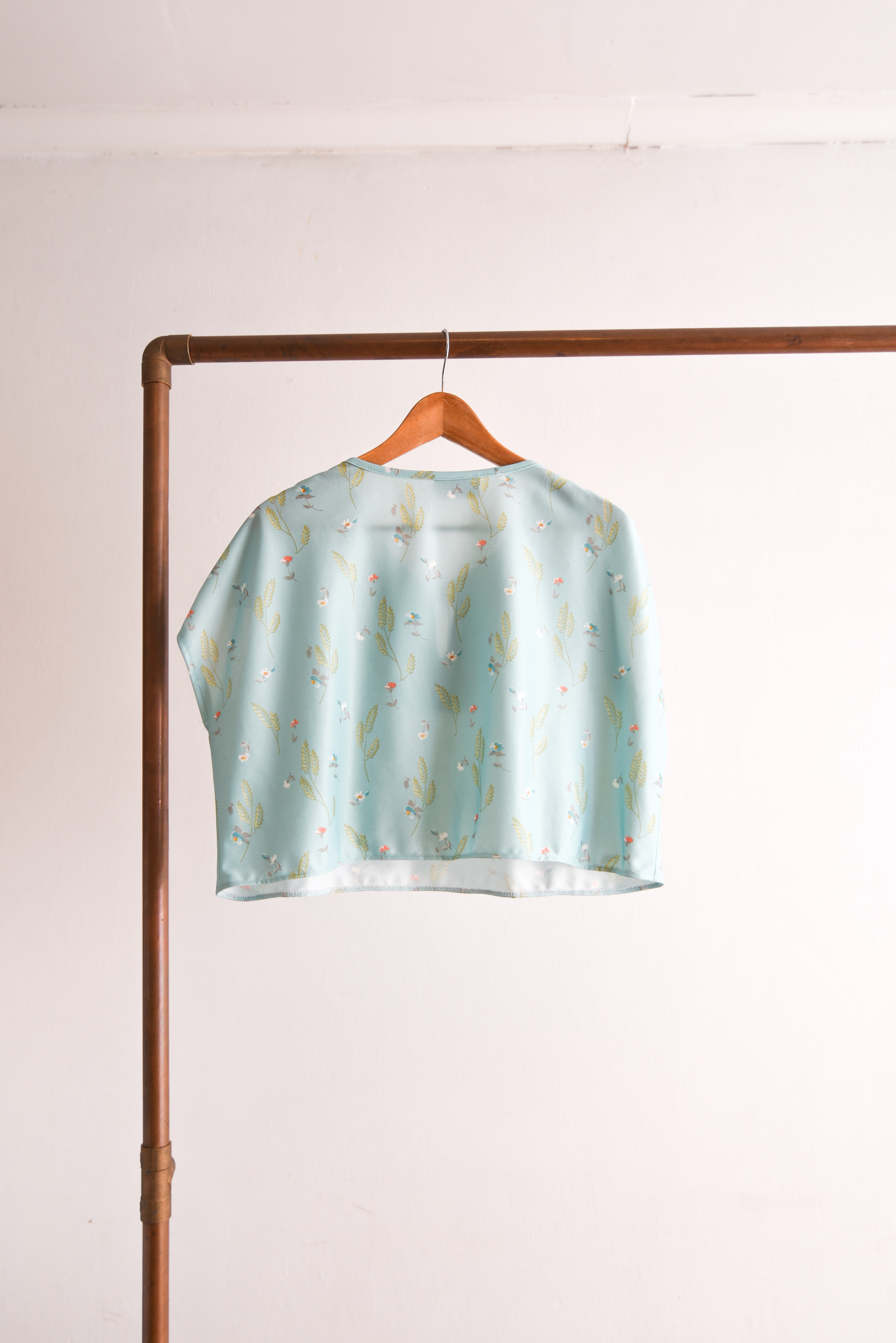 Blusa reworked crop turquesa