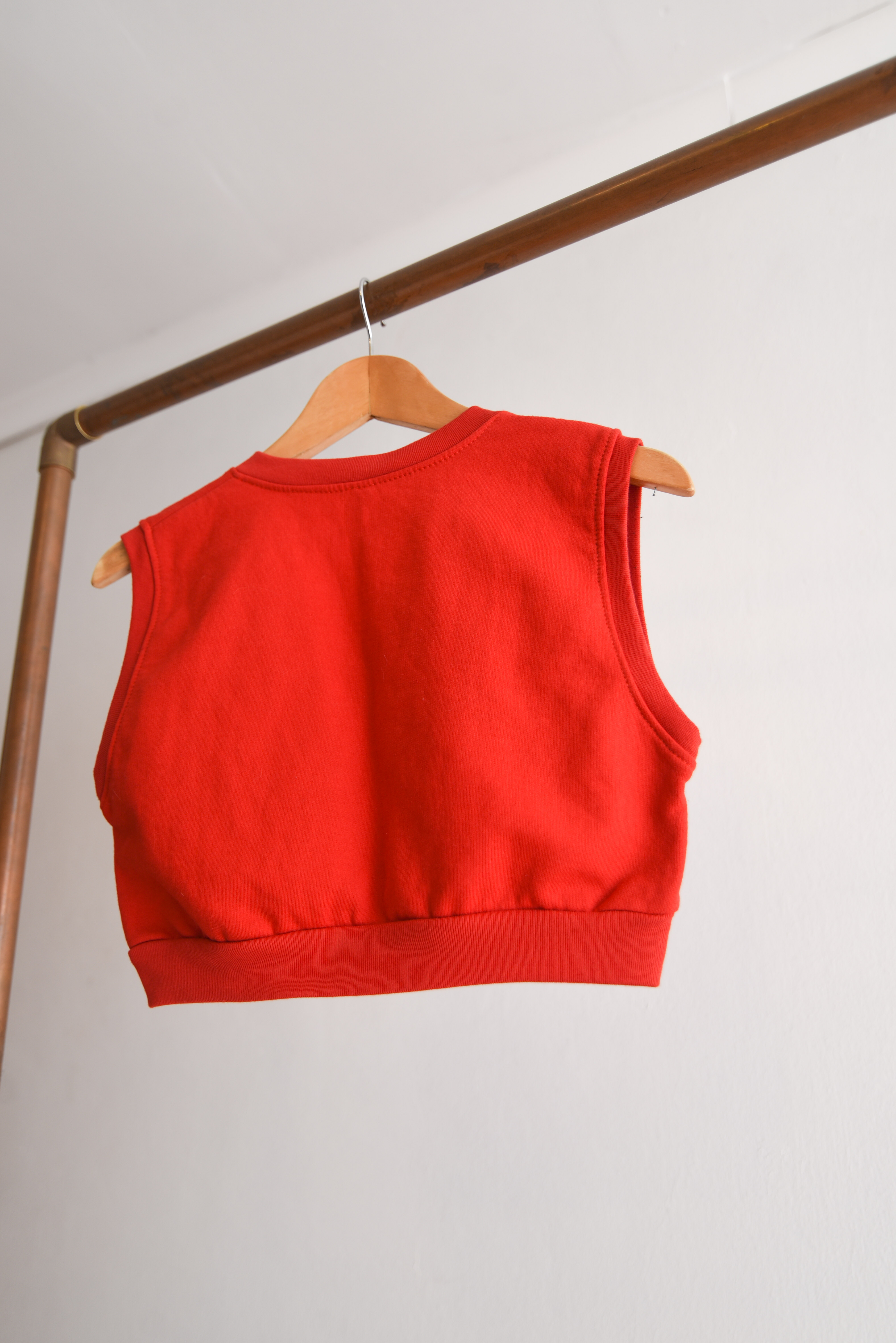 Polerón vest cropped rojo bordado