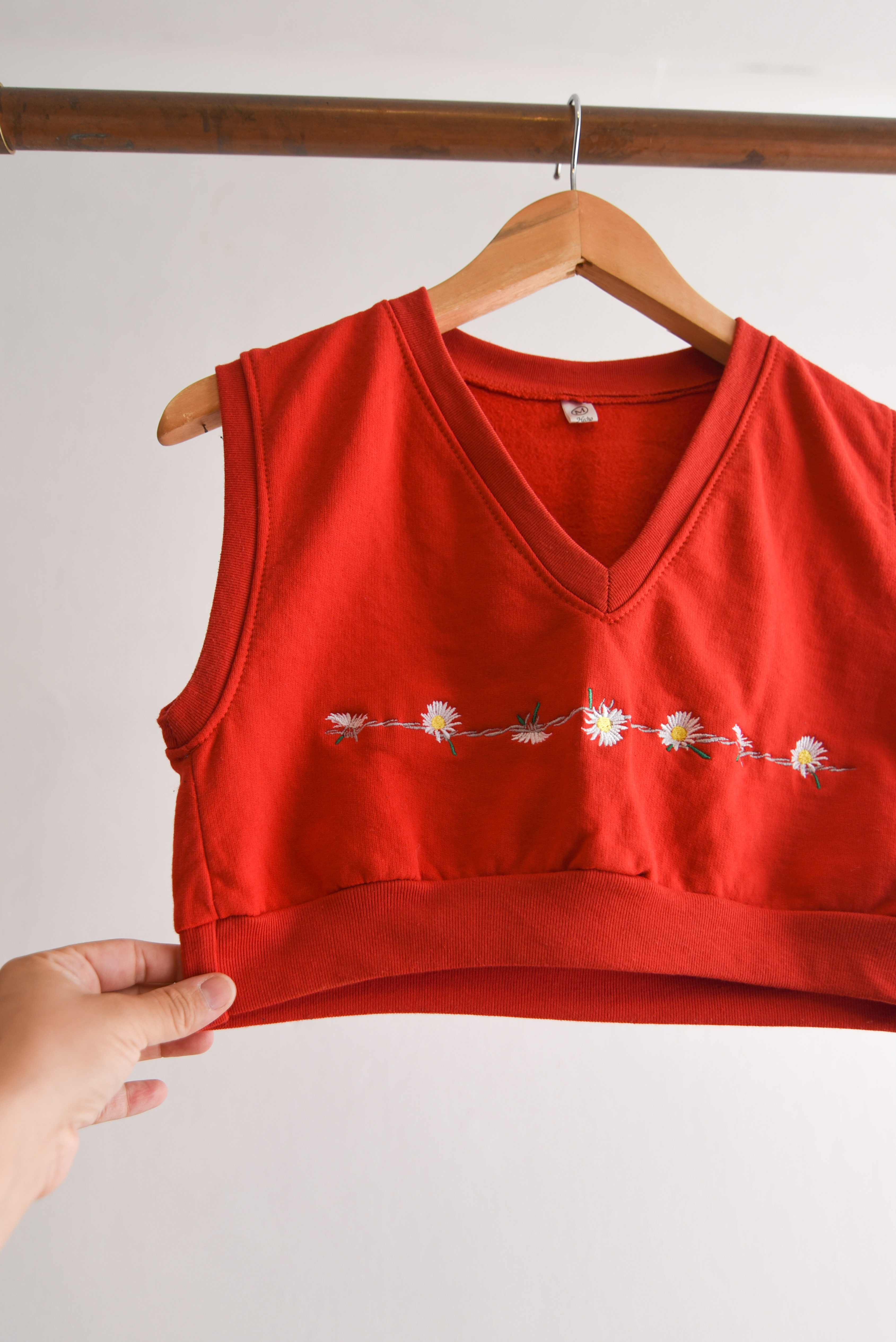 Polerón vest cropped rojo bordado