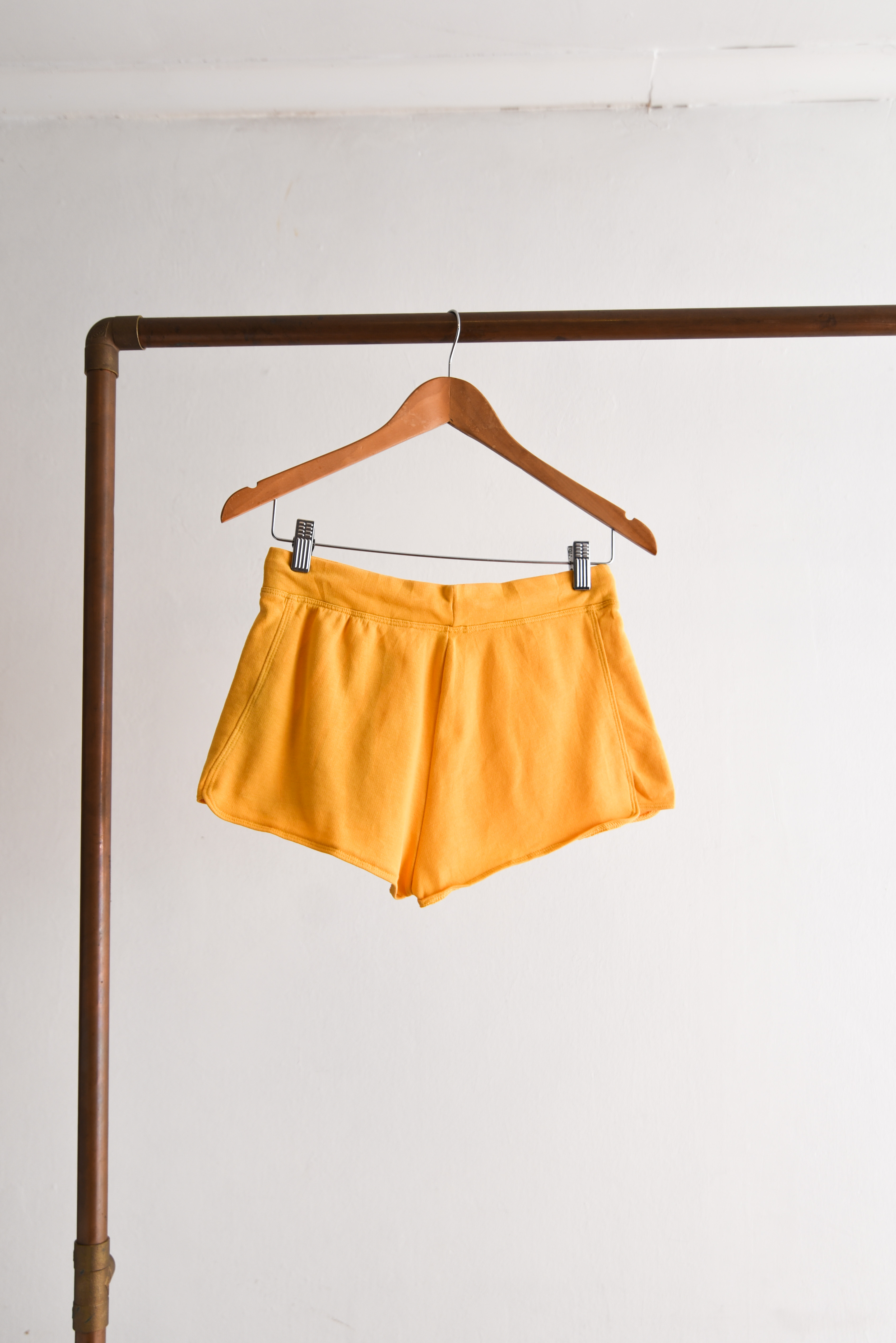 Short mostaza sporty