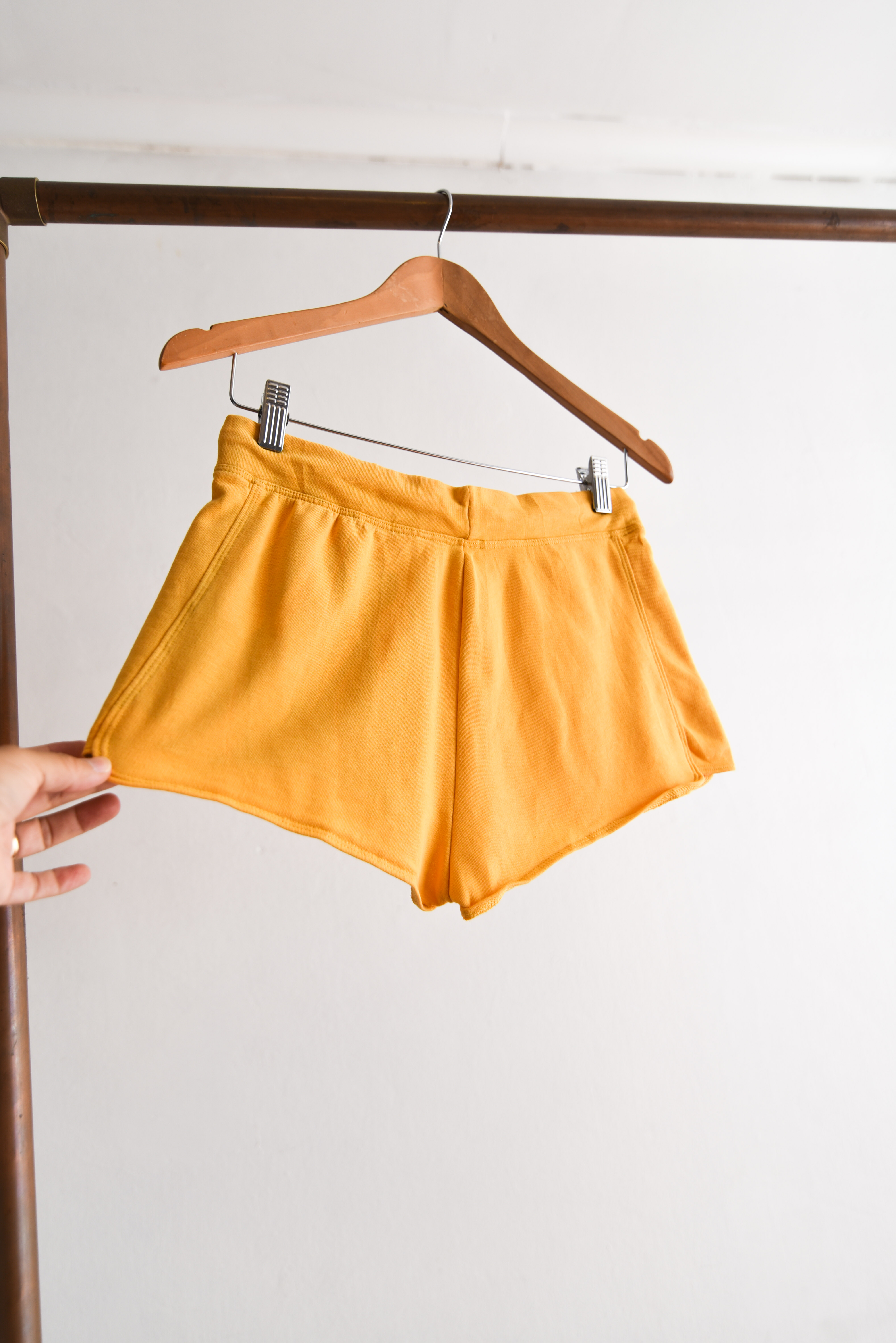 Short mostaza sporty