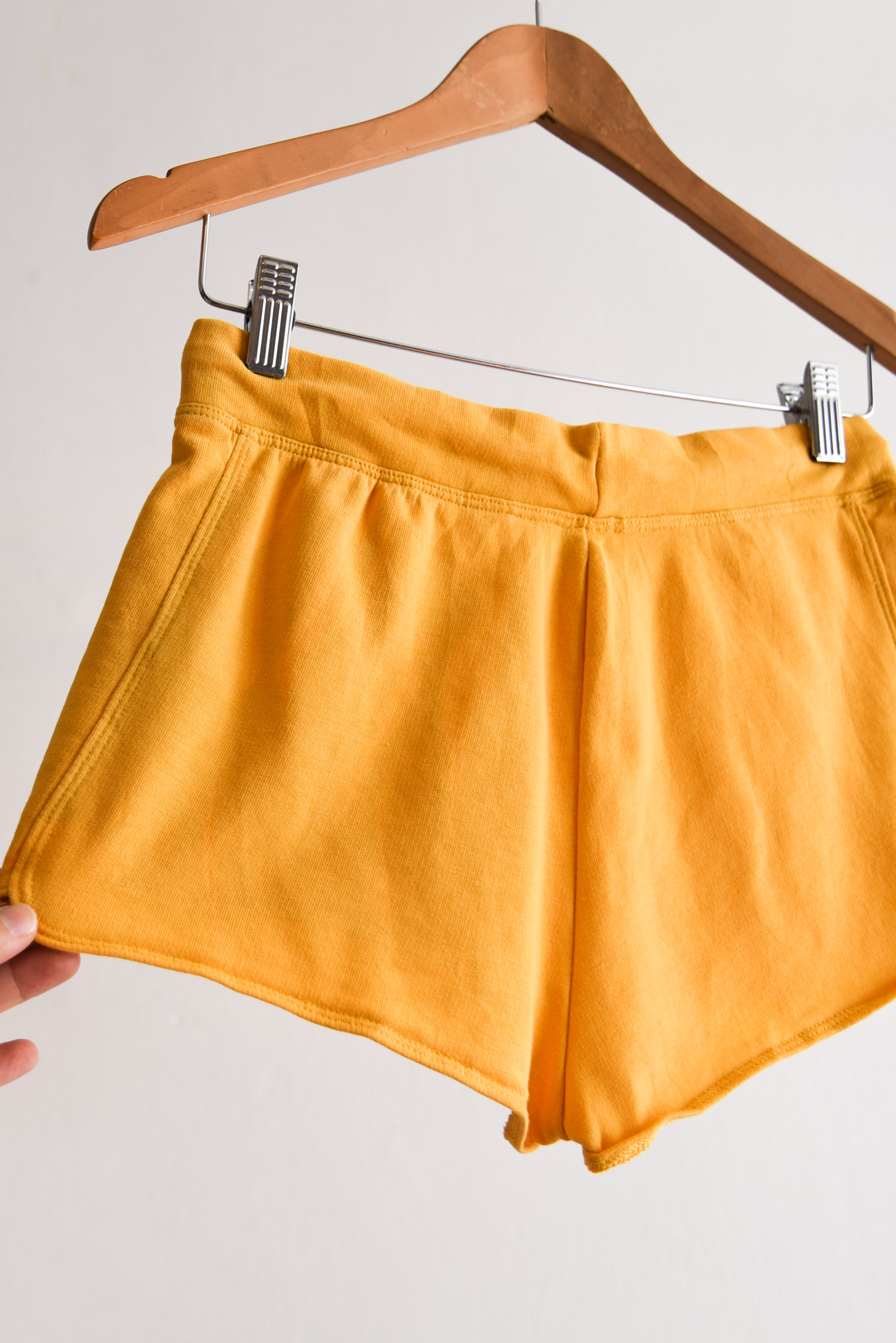 Short mostaza sporty