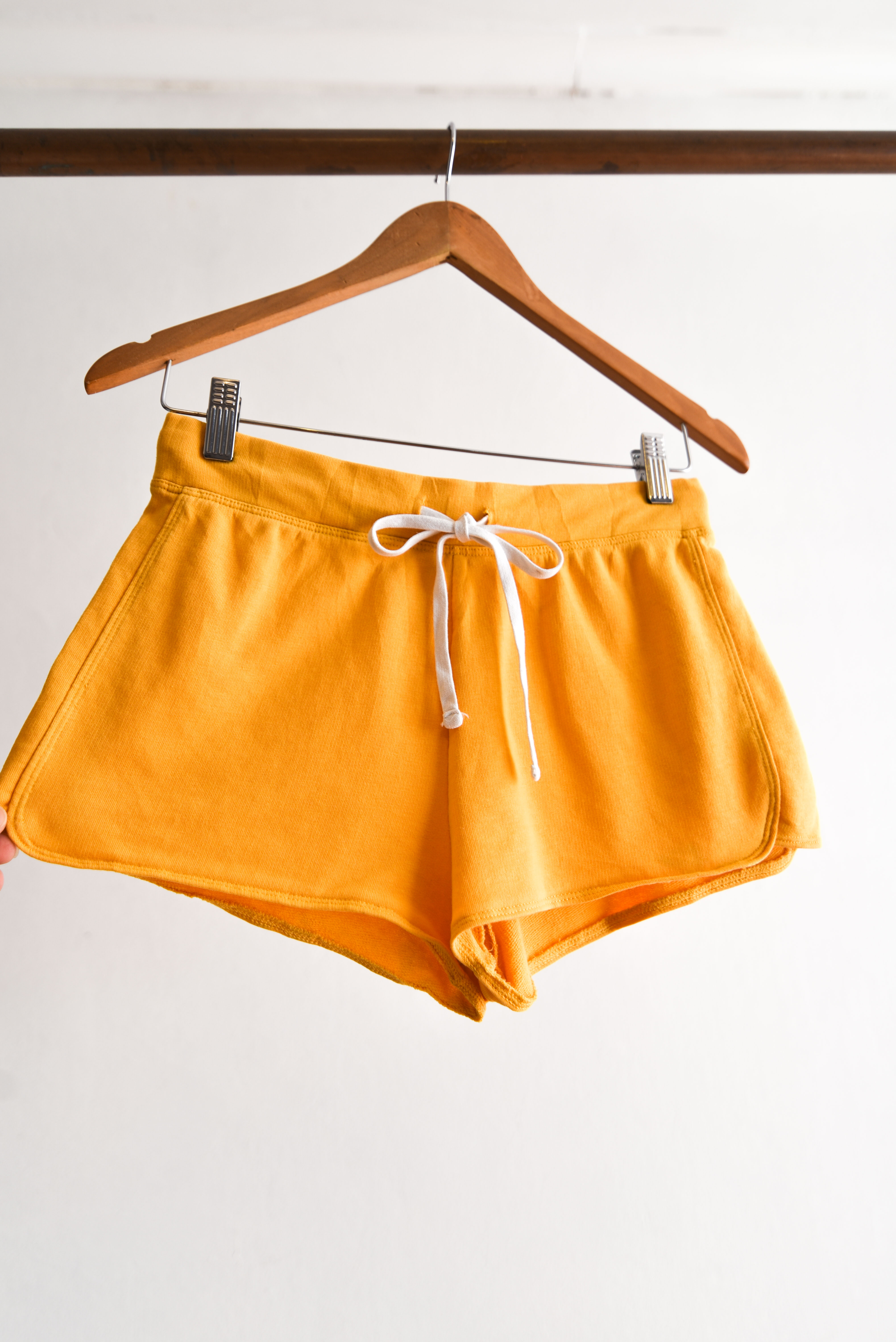 Short mostaza sporty