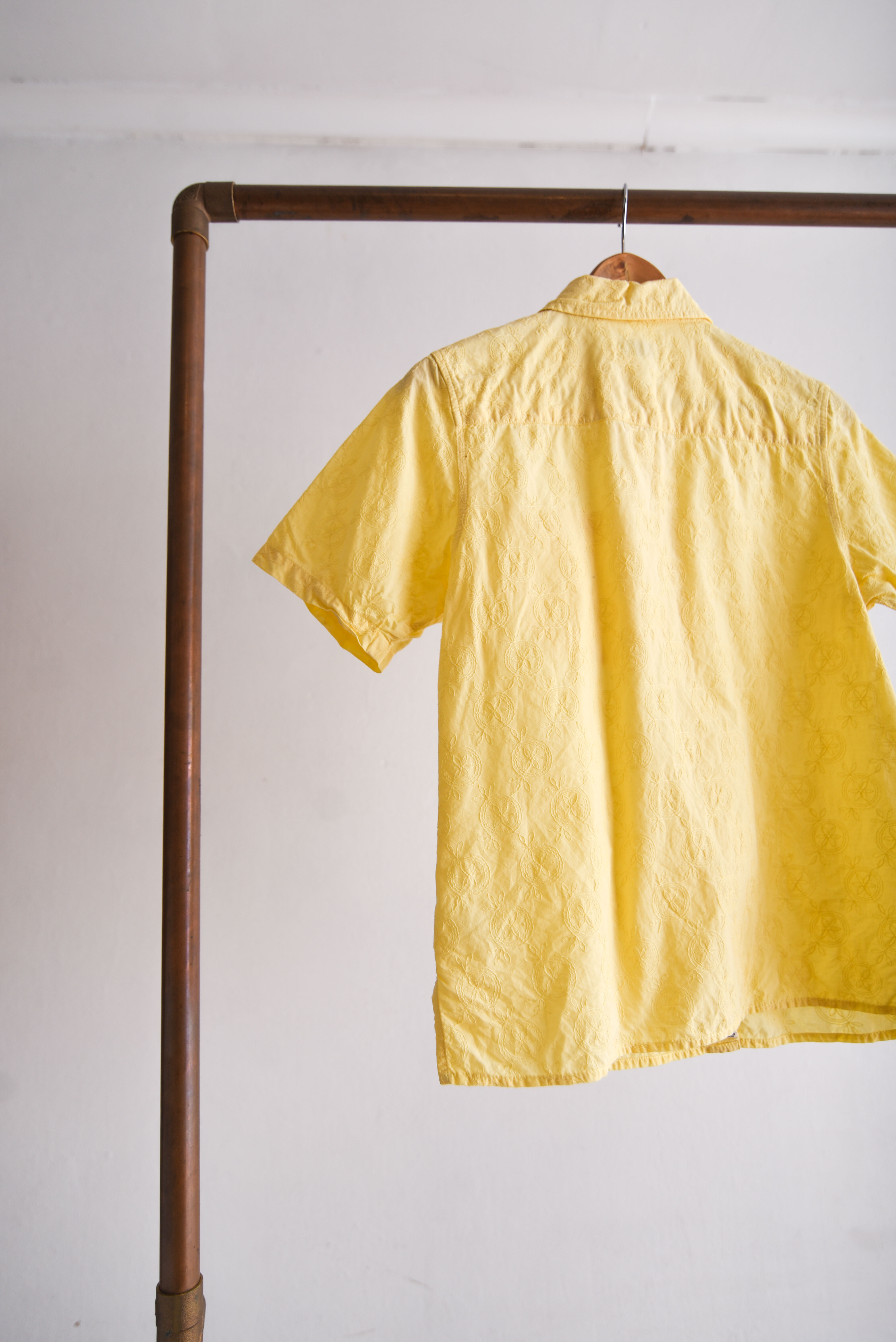 Camisa amarillo pastel bordada