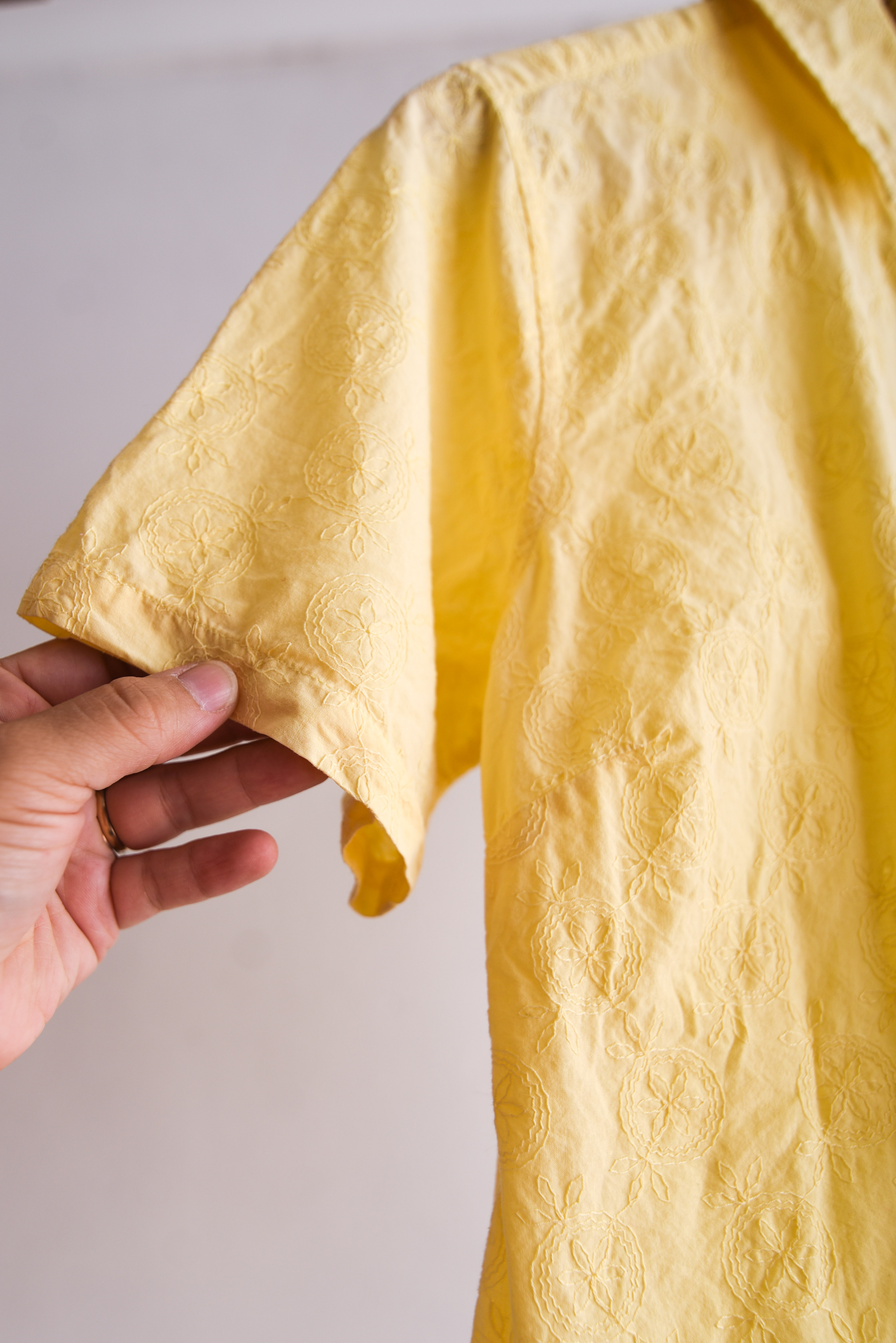 Camisa amarillo pastel bordada