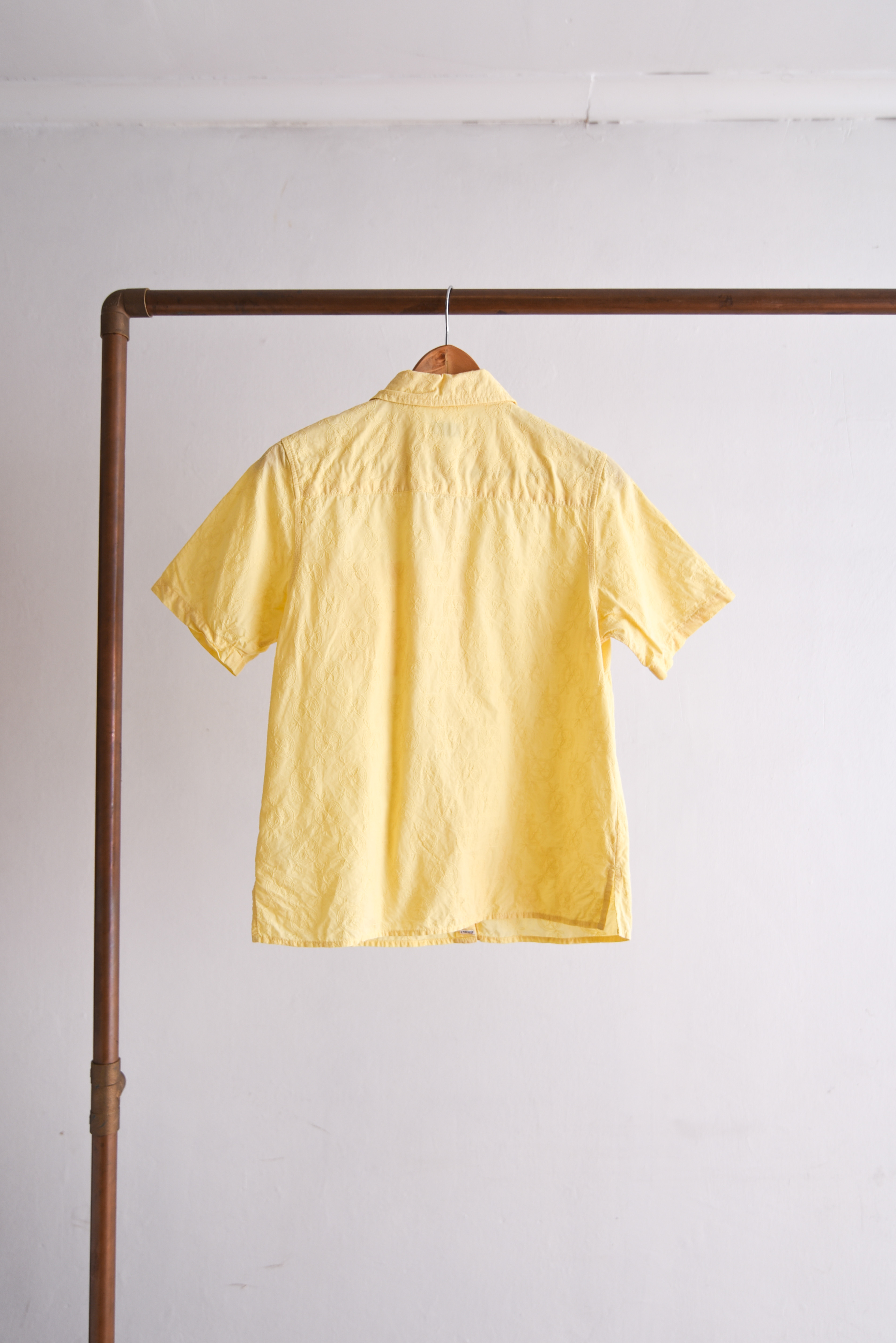 Camisa amarillo pastel bordada