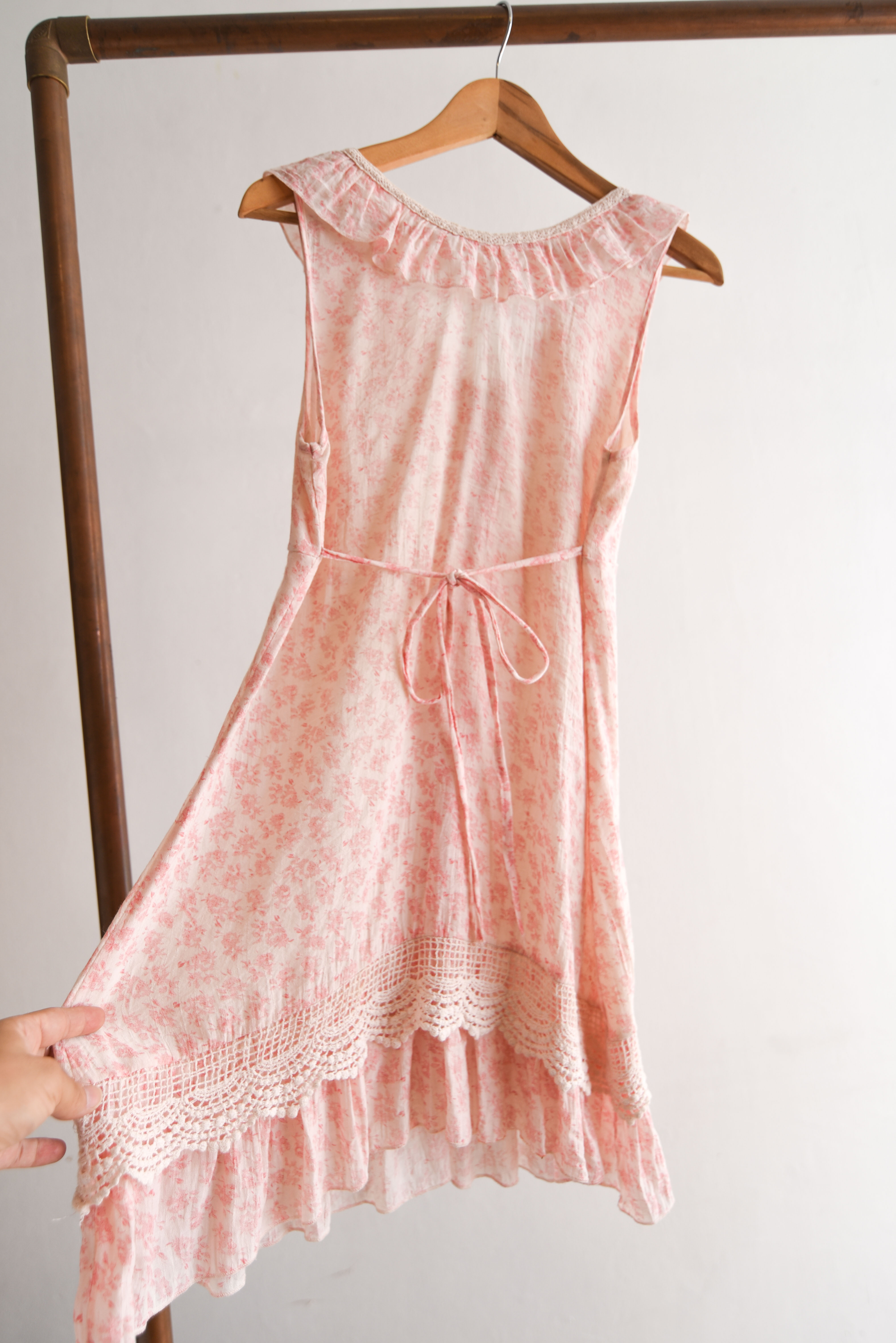 Vestido rosa pastel vuelos