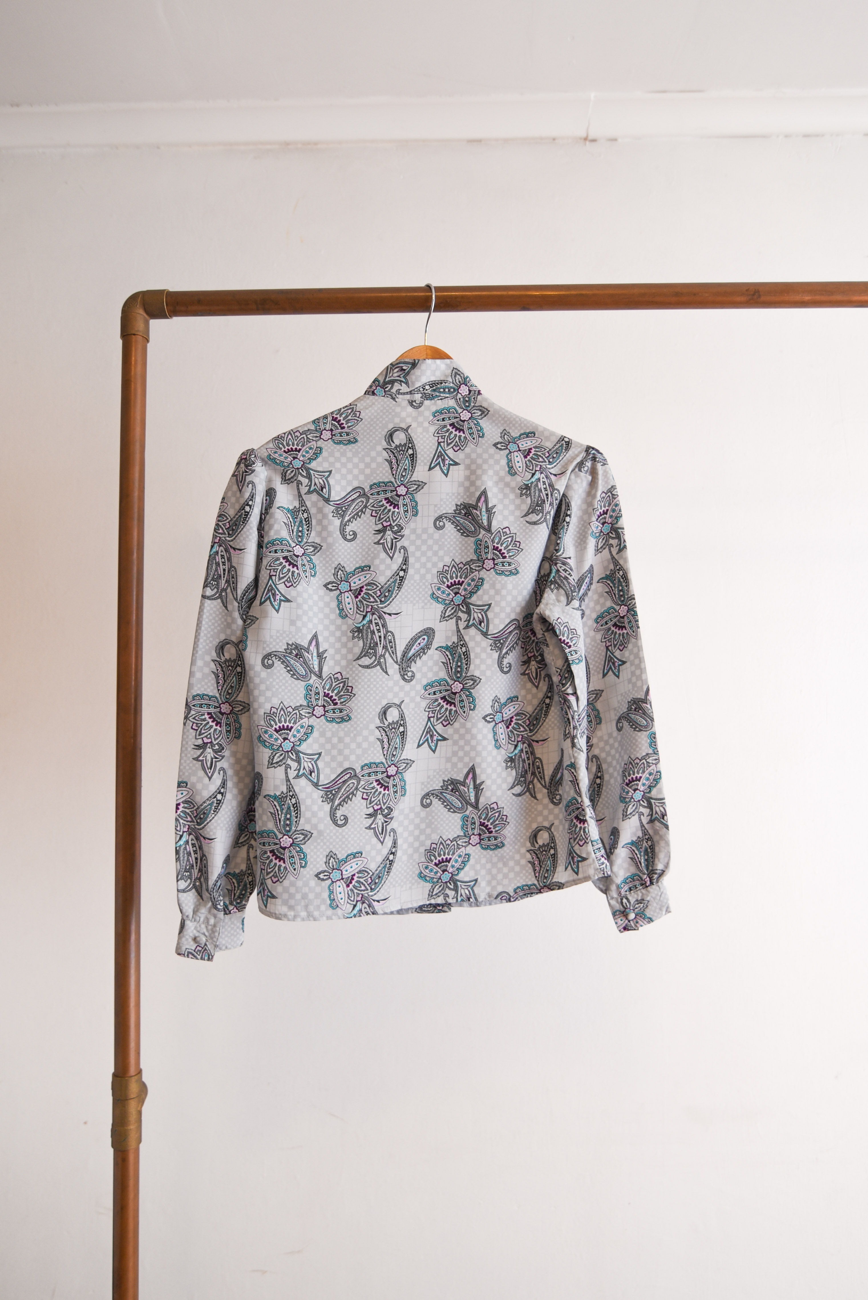 Blusa gris perla paisley vintage