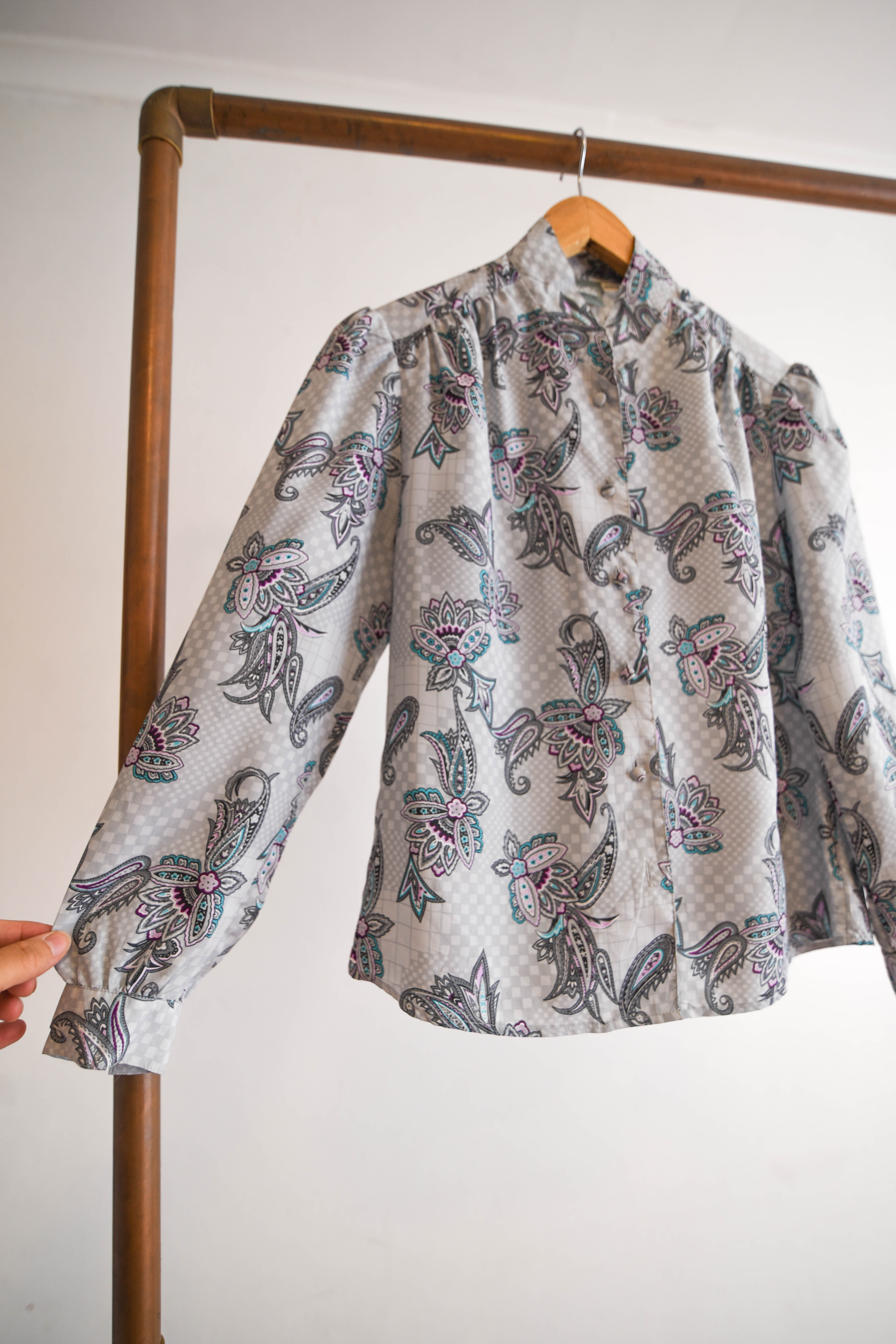 Blusa gris perla paisley vintage