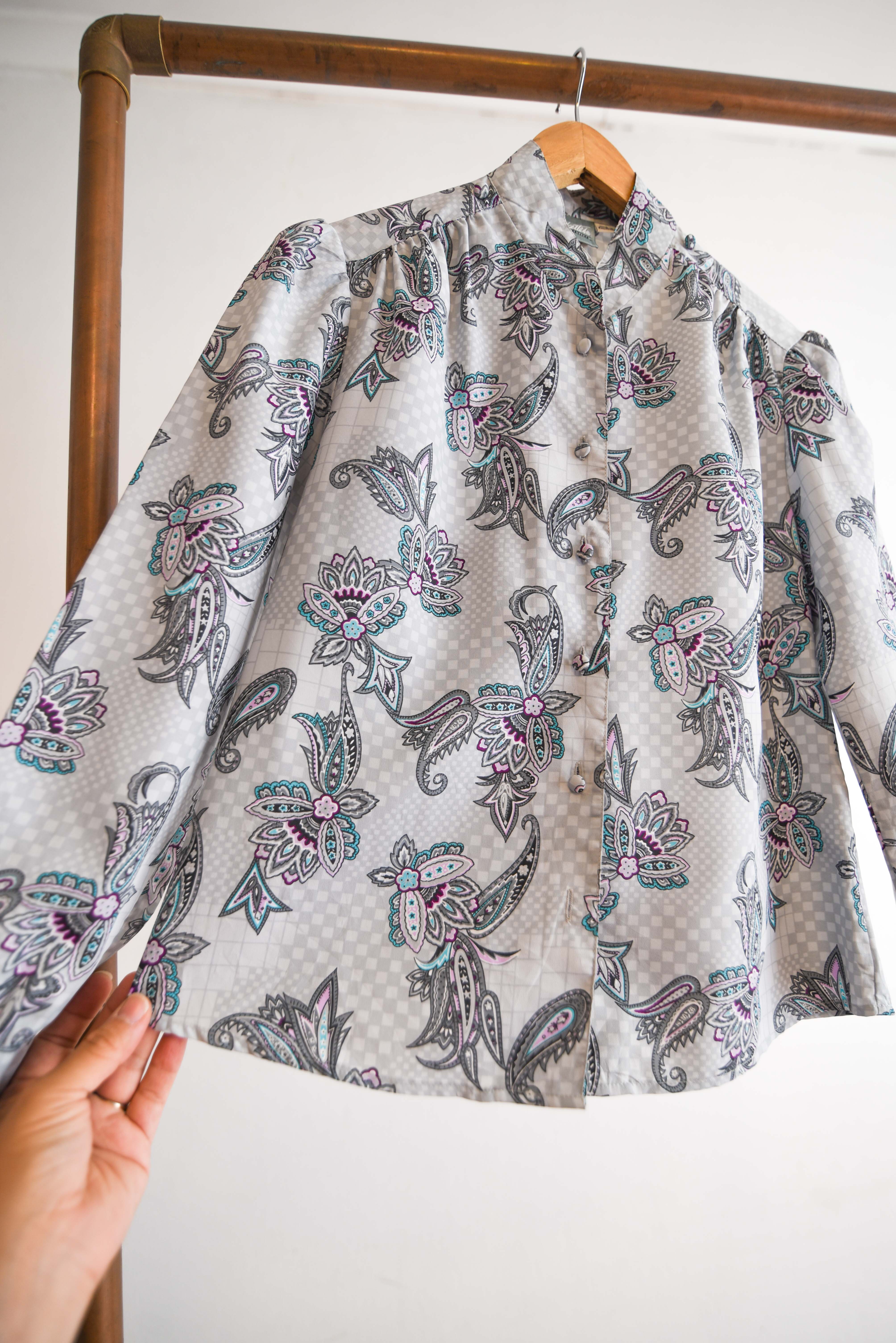 Blusa gris perla paisley vintage