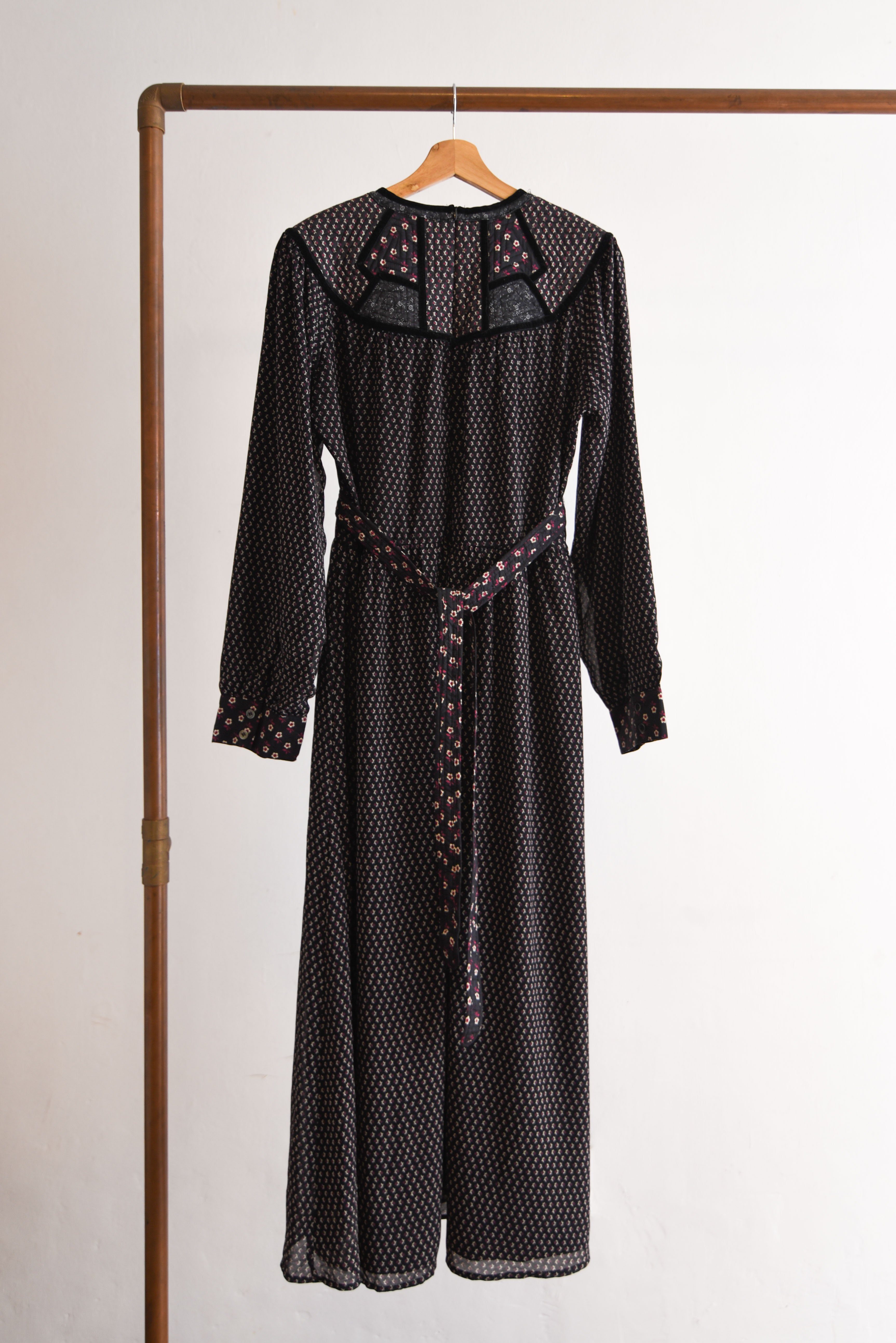 Maxi vestido negro floral quilted