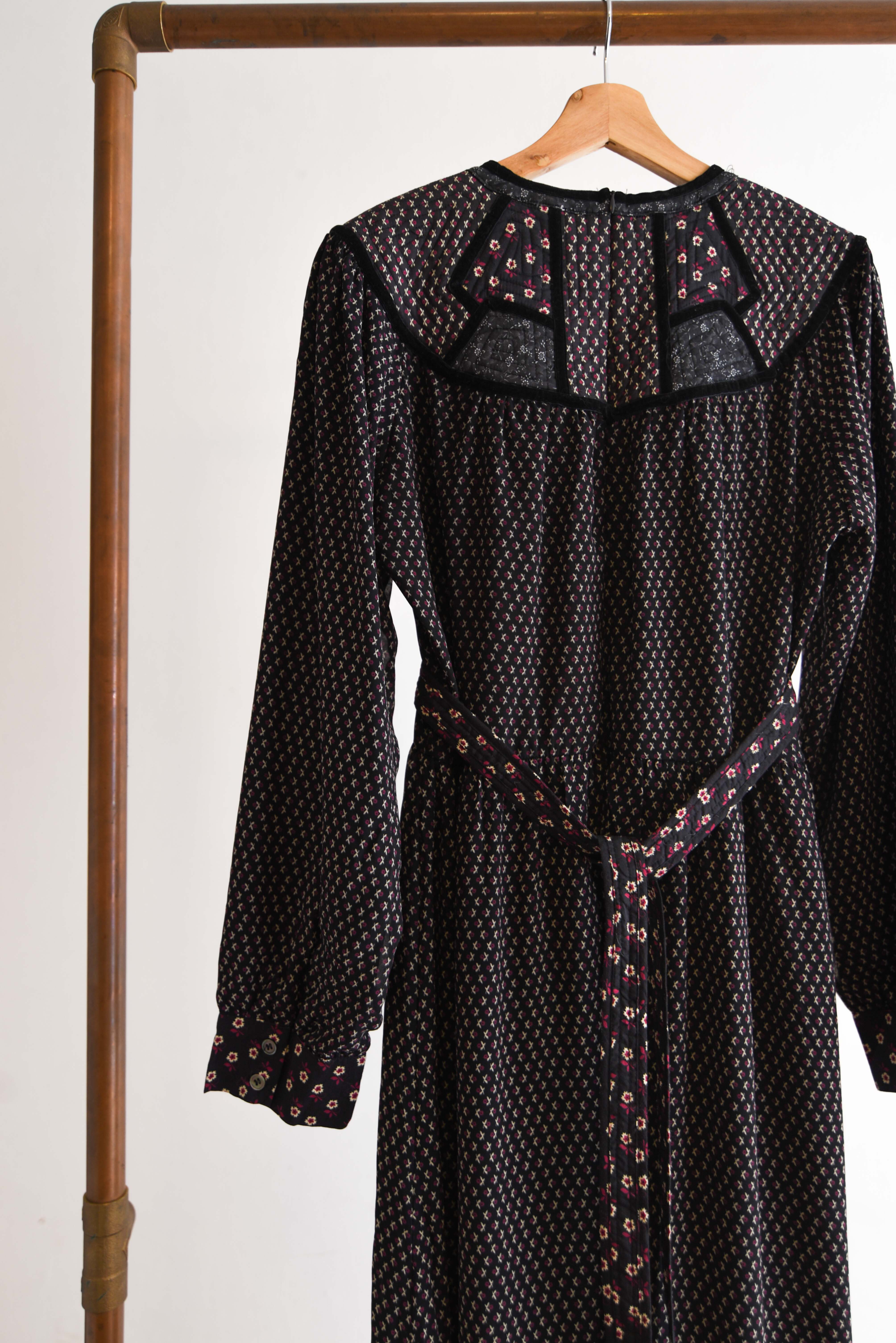 Maxi vestido negro floral quilted