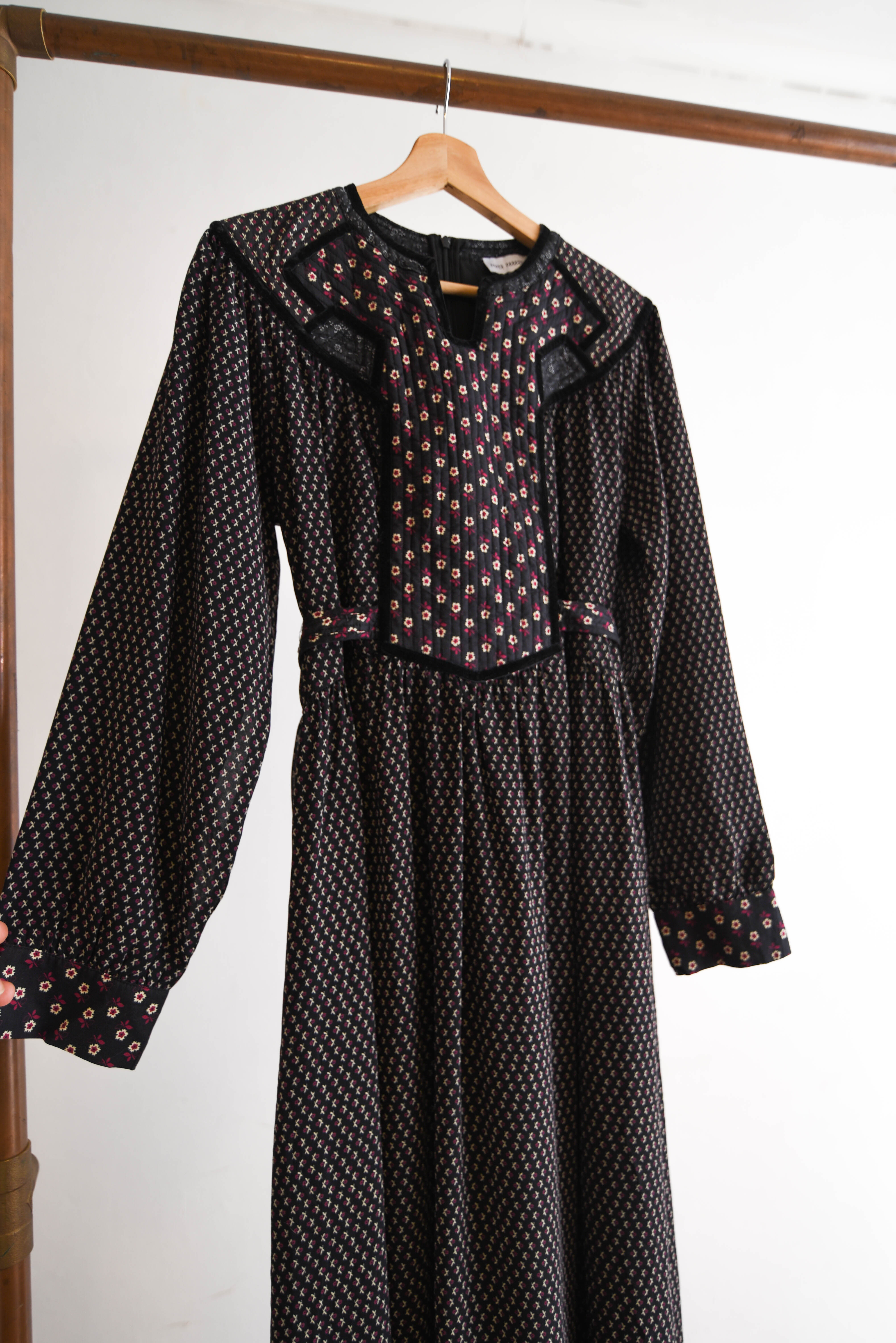 Maxi vestido negro floral quilted