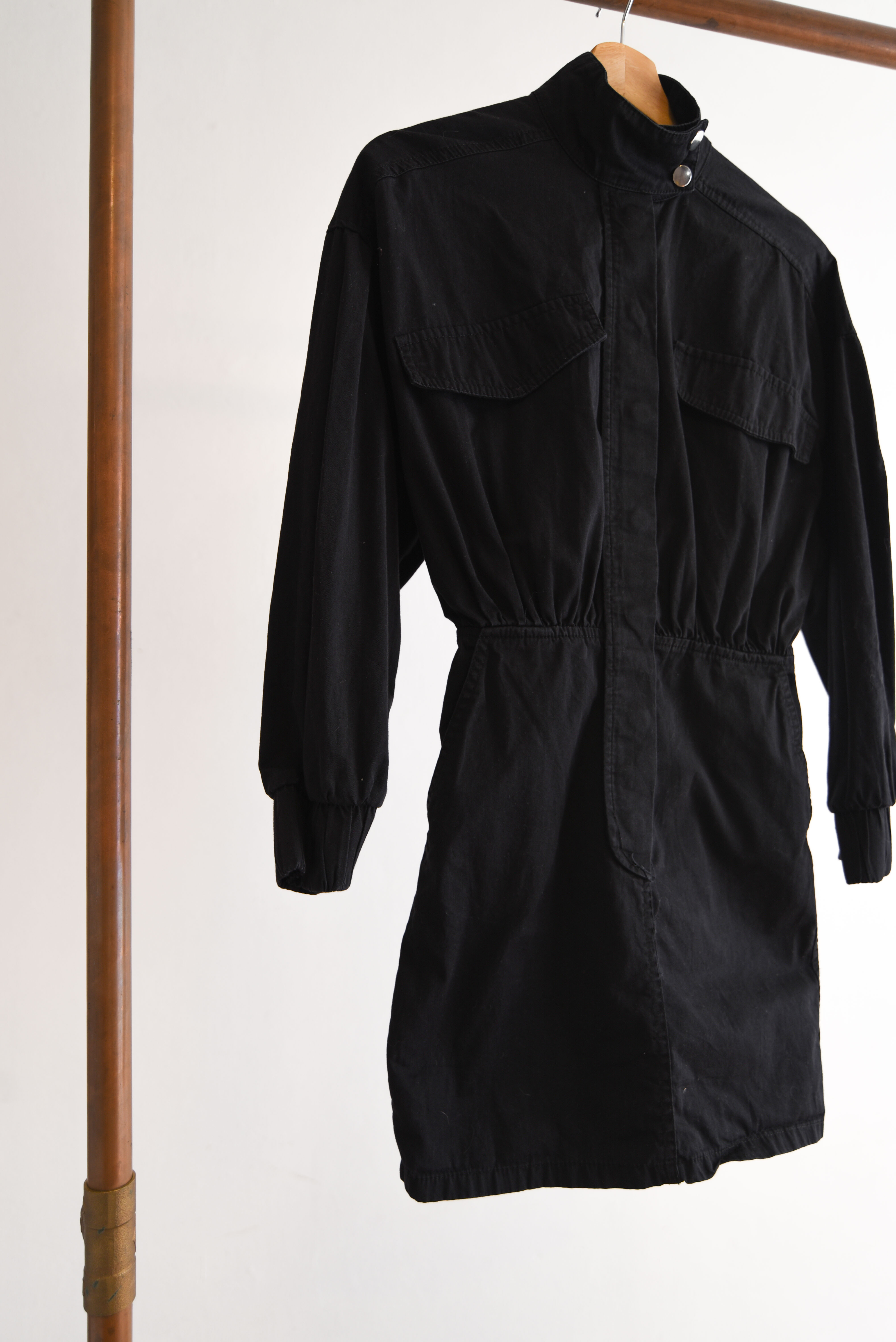 Vestido negro acinturado broches