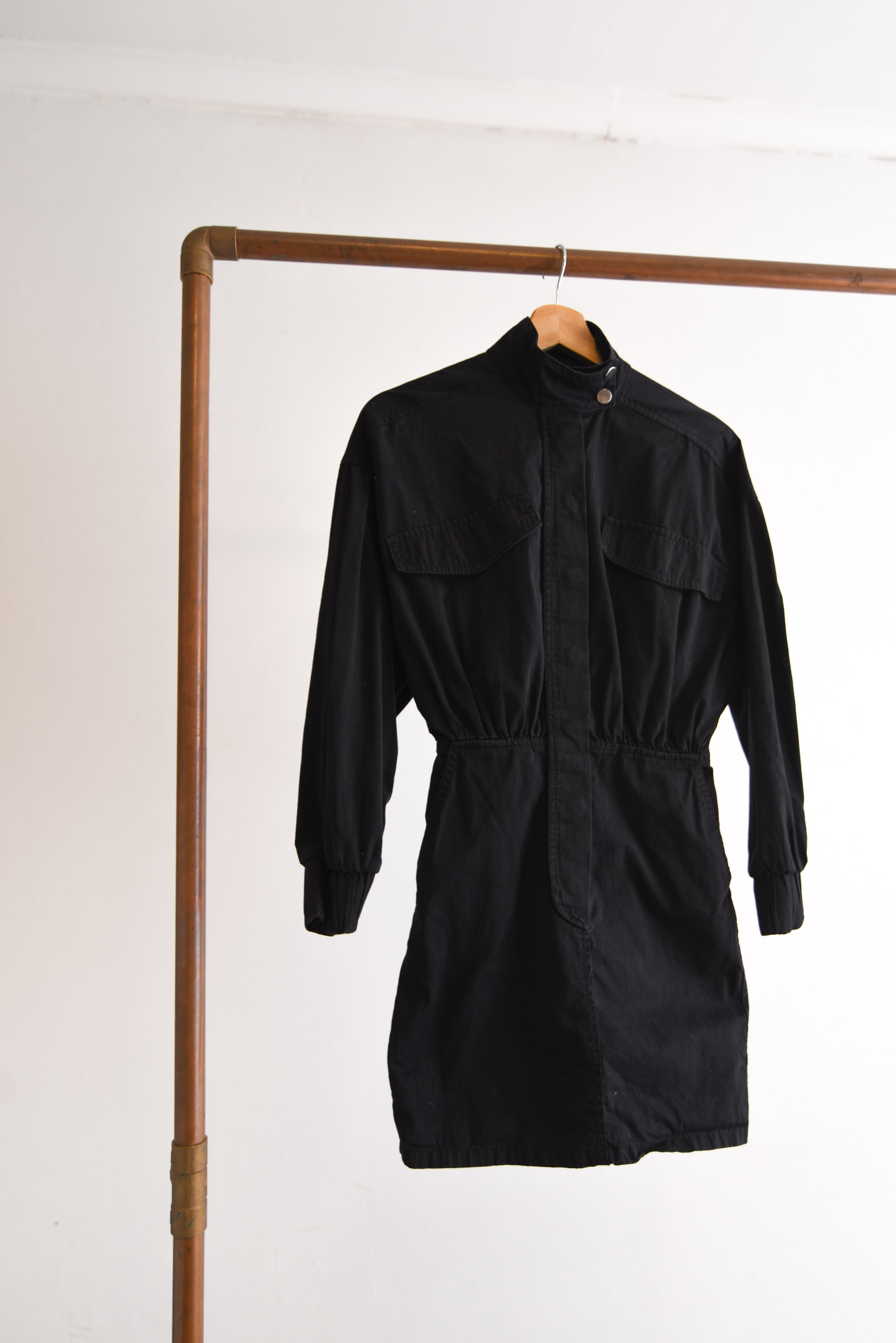 Vestido negro acinturado broches