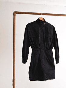 Vestido negro acinturado broches