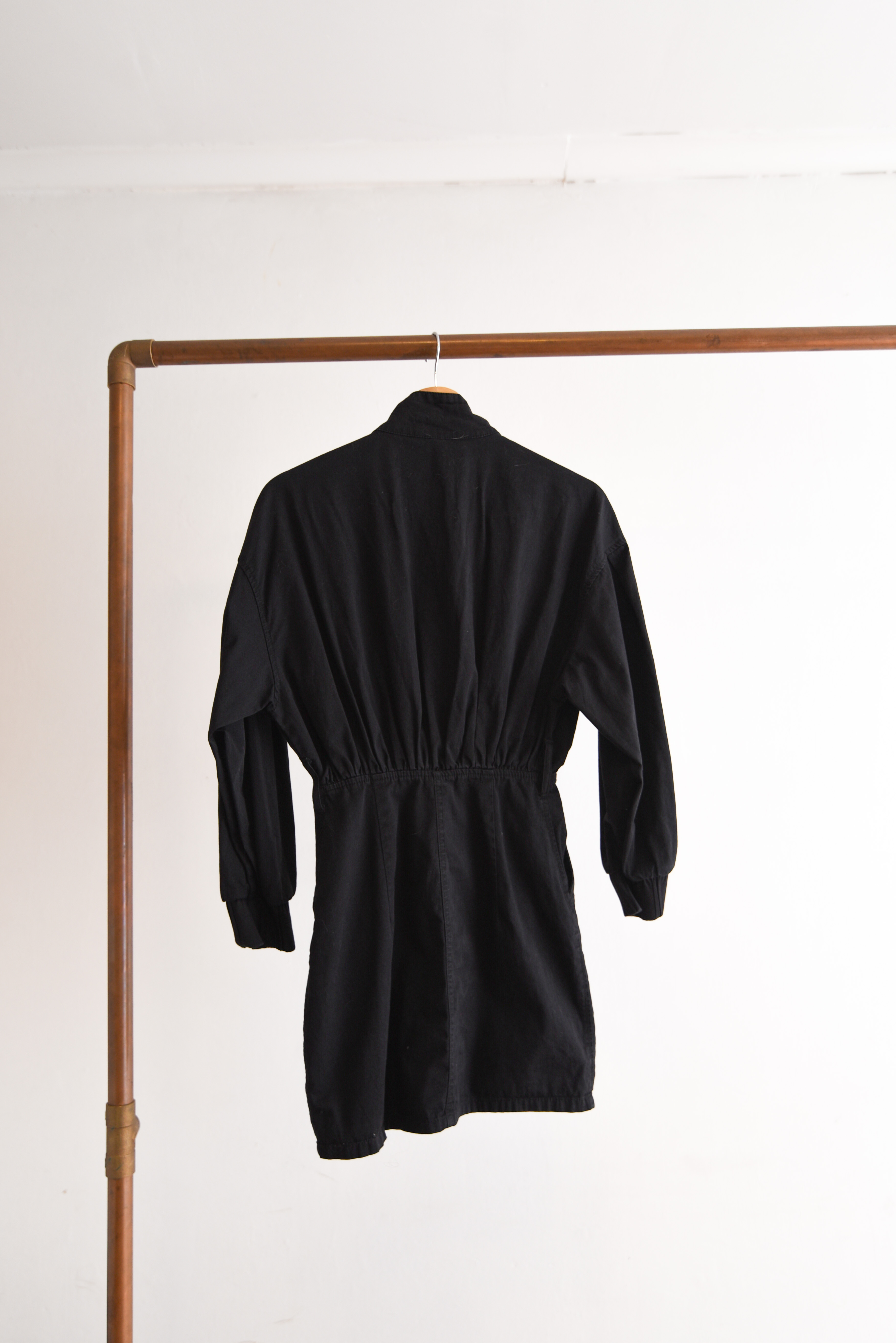 Vestido negro acinturado broches