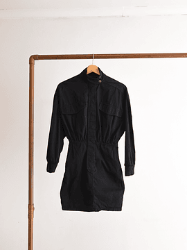 Vestido negro acinturado broches