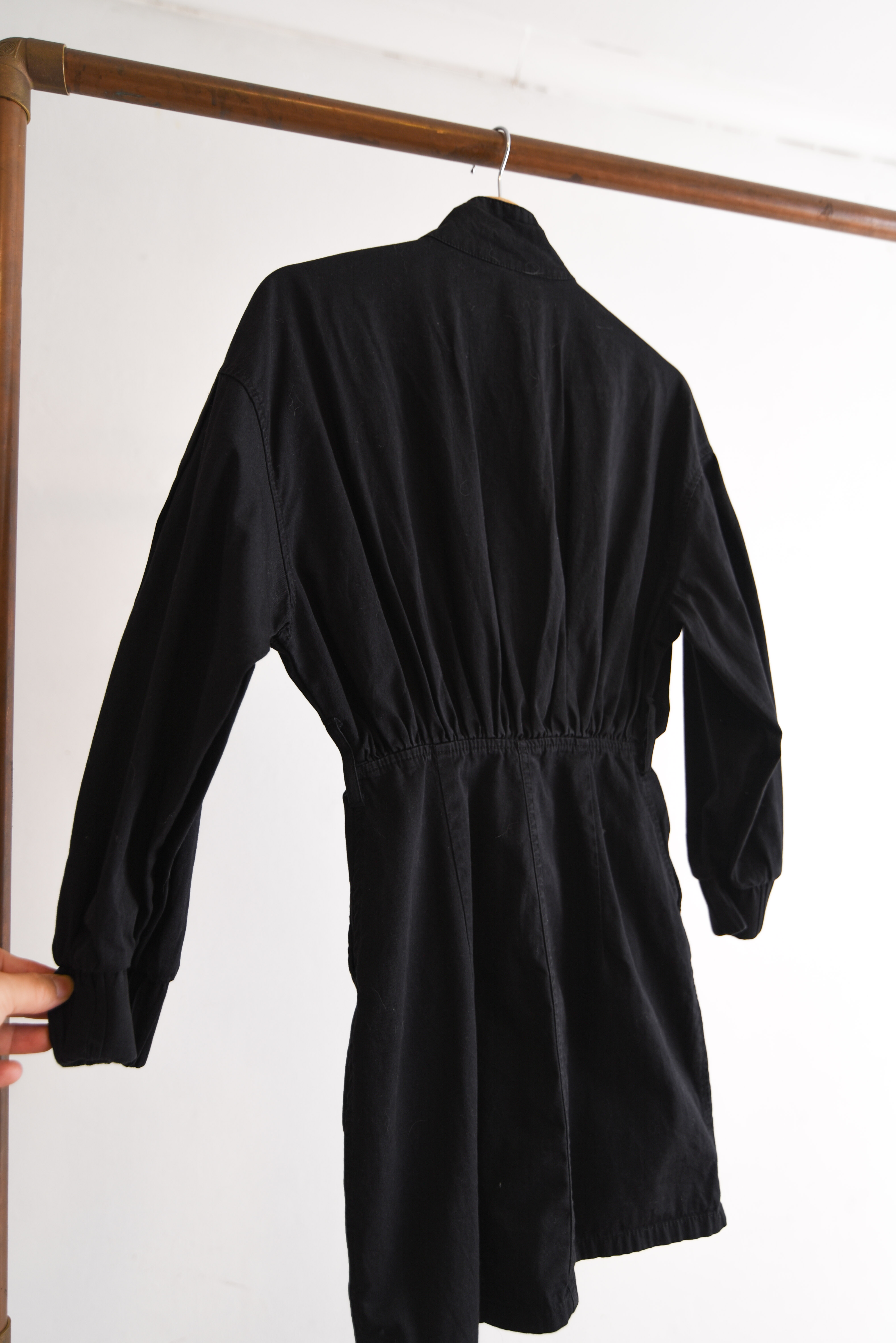 Vestido negro acinturado broches