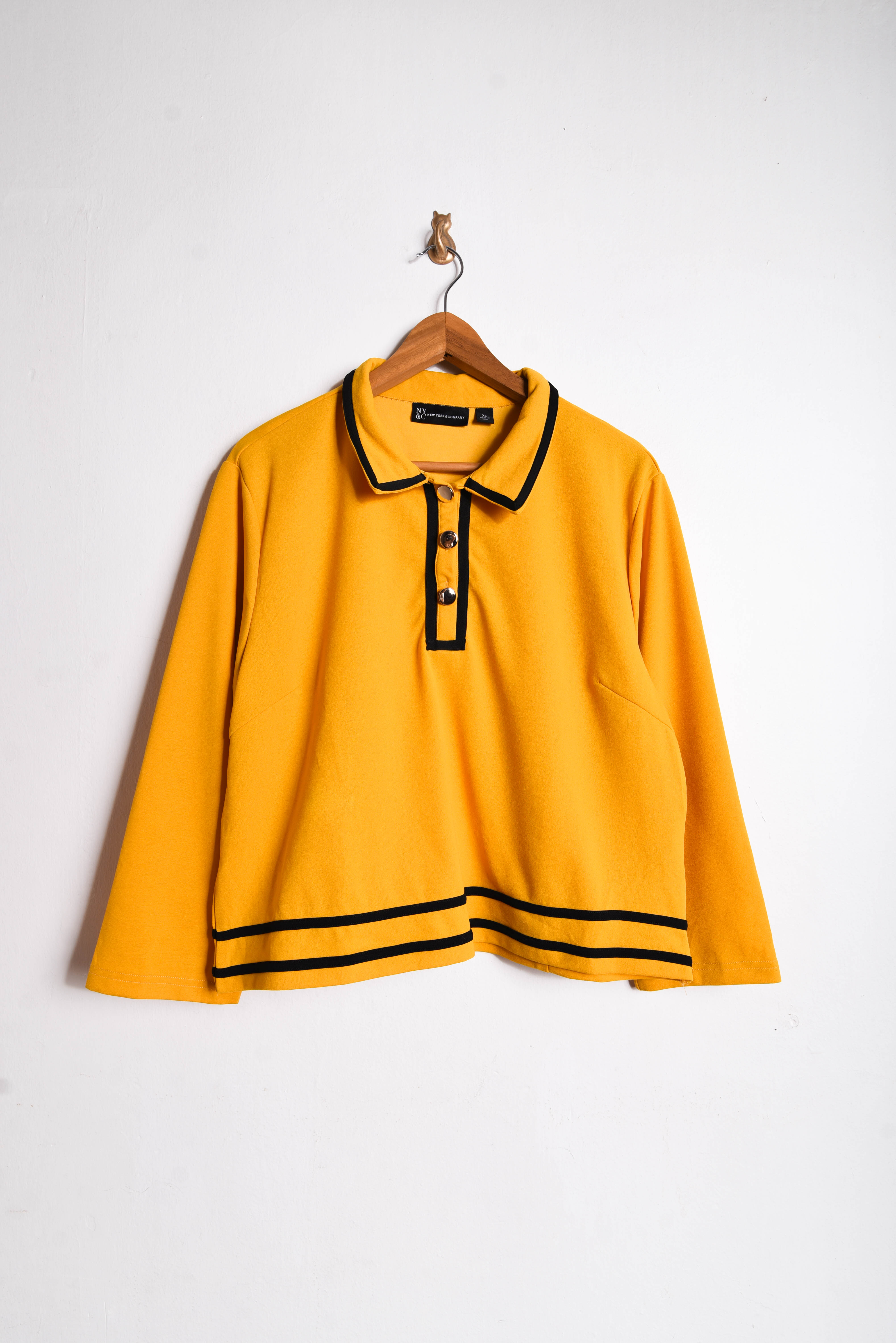 Top mostaza y negro cuellito