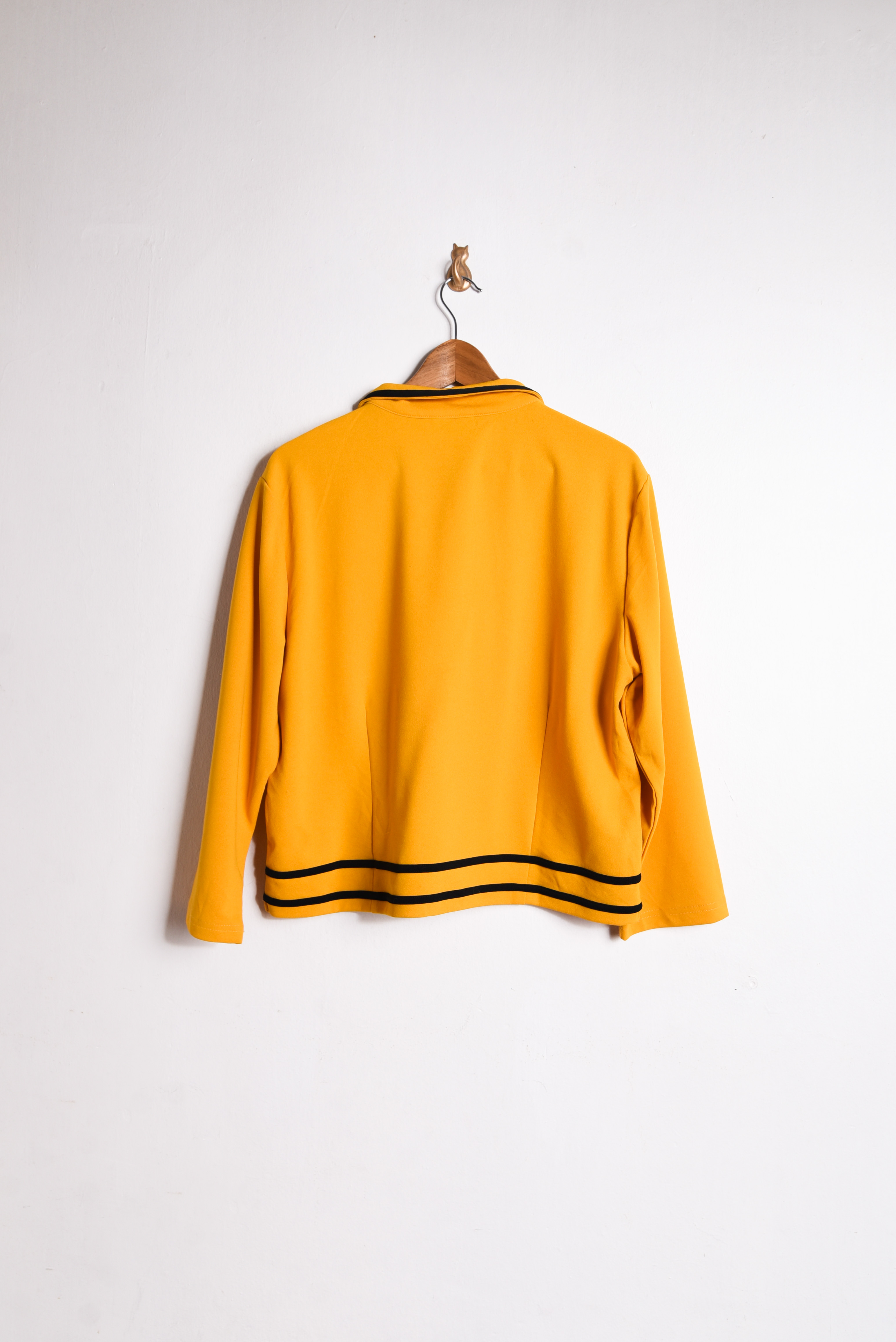 Top mostaza y negro cuellito