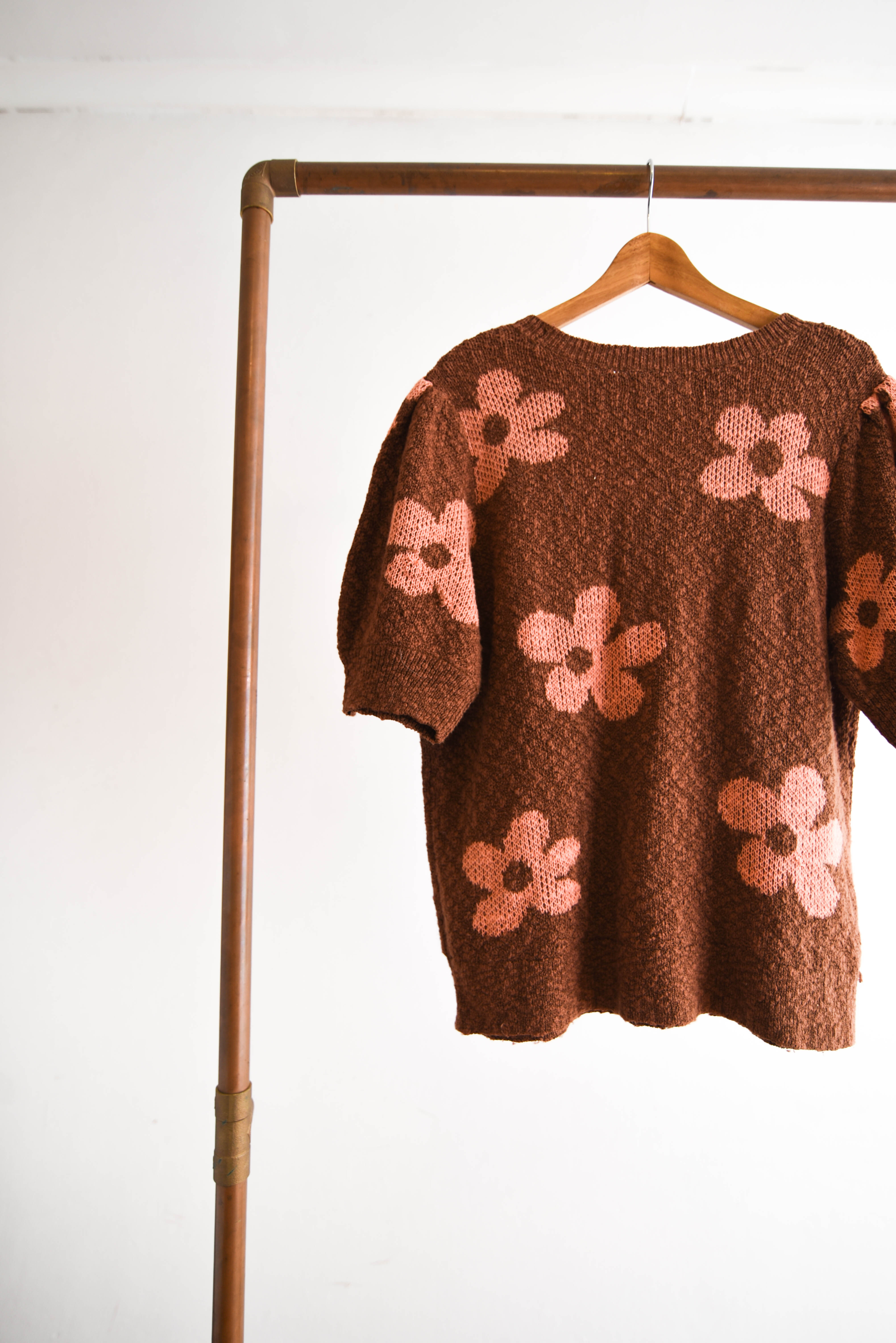 Chaleco café flores manga princesa