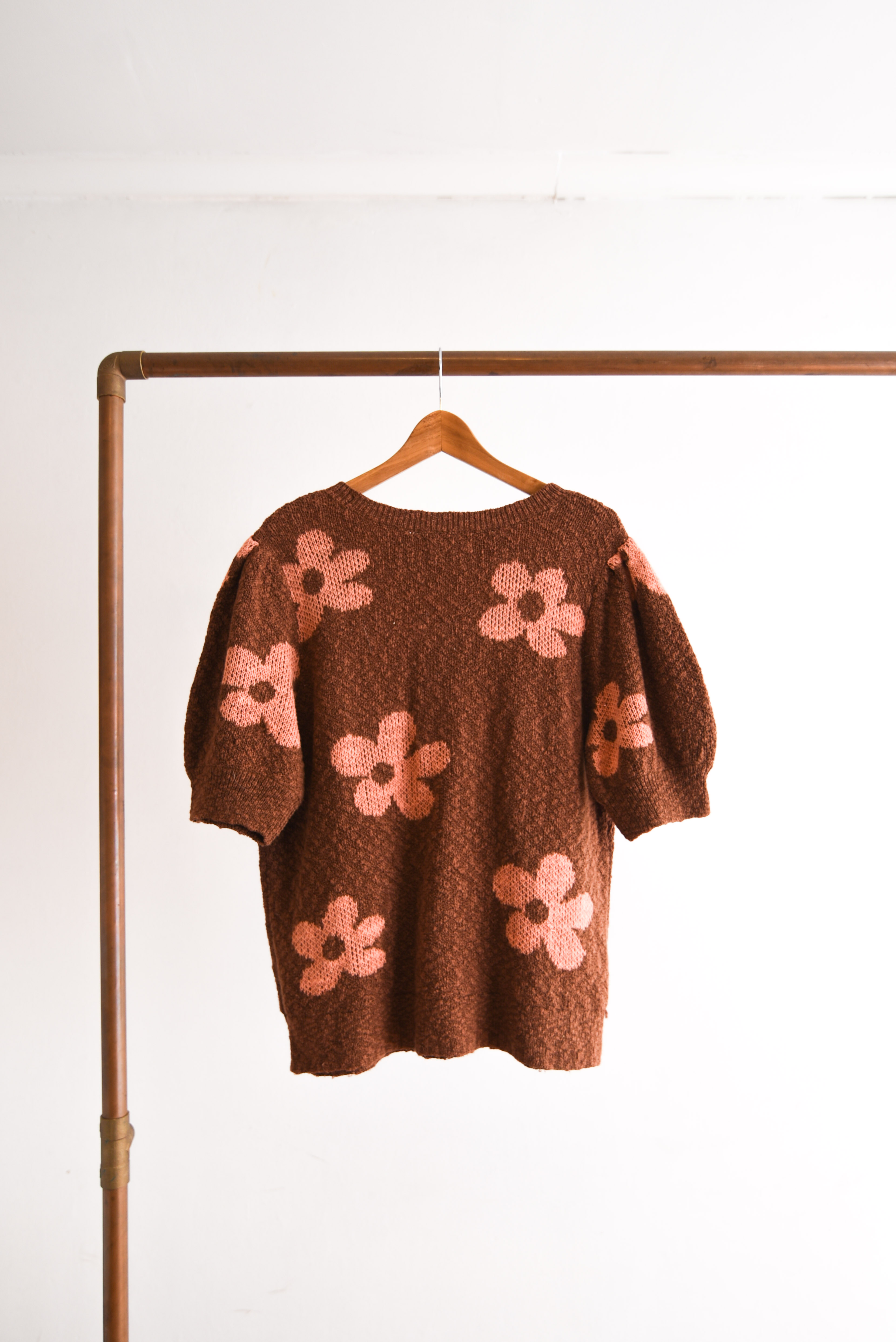 Chaleco café flores manga princesa