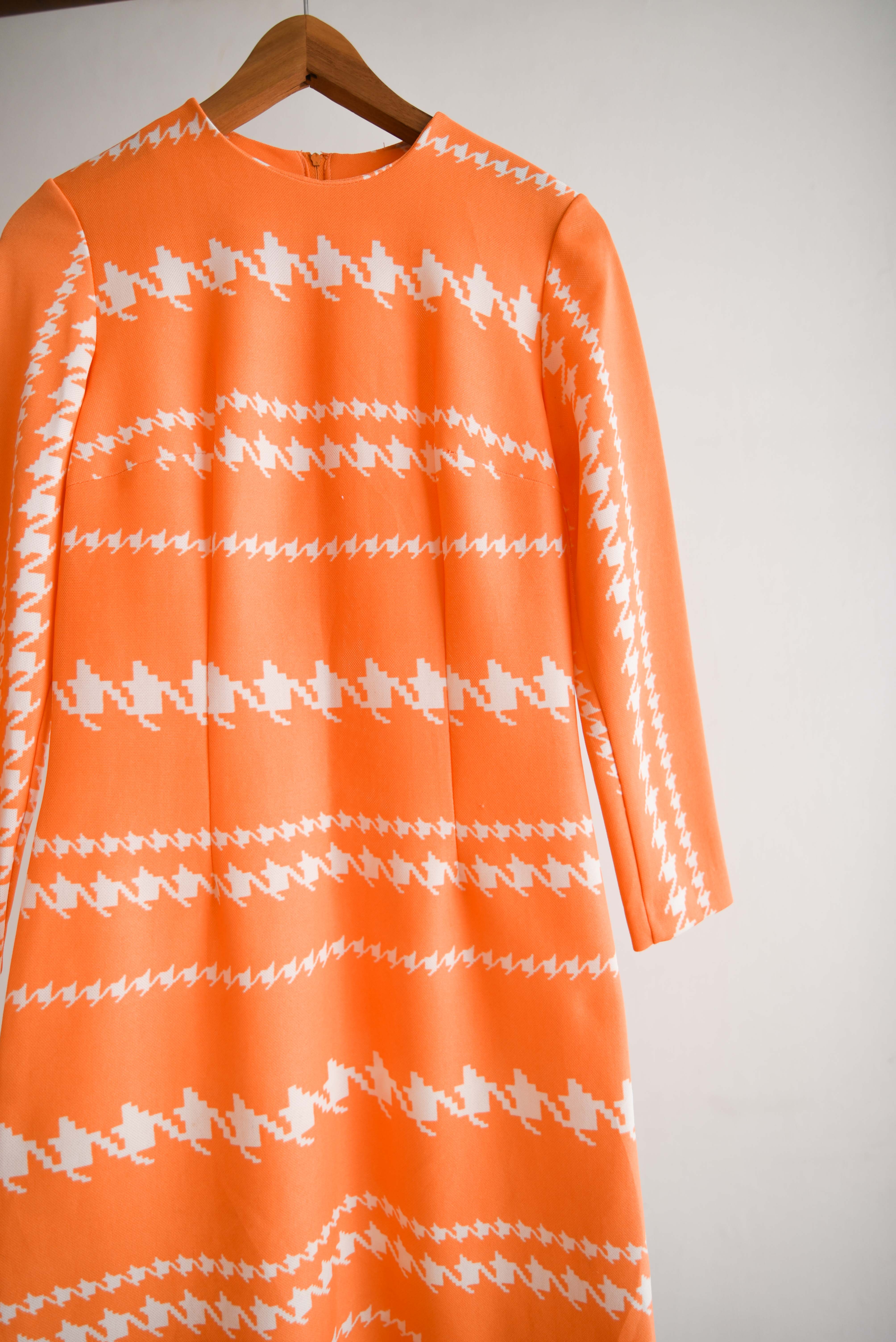 Vestido naranjo 70s pata de gallo