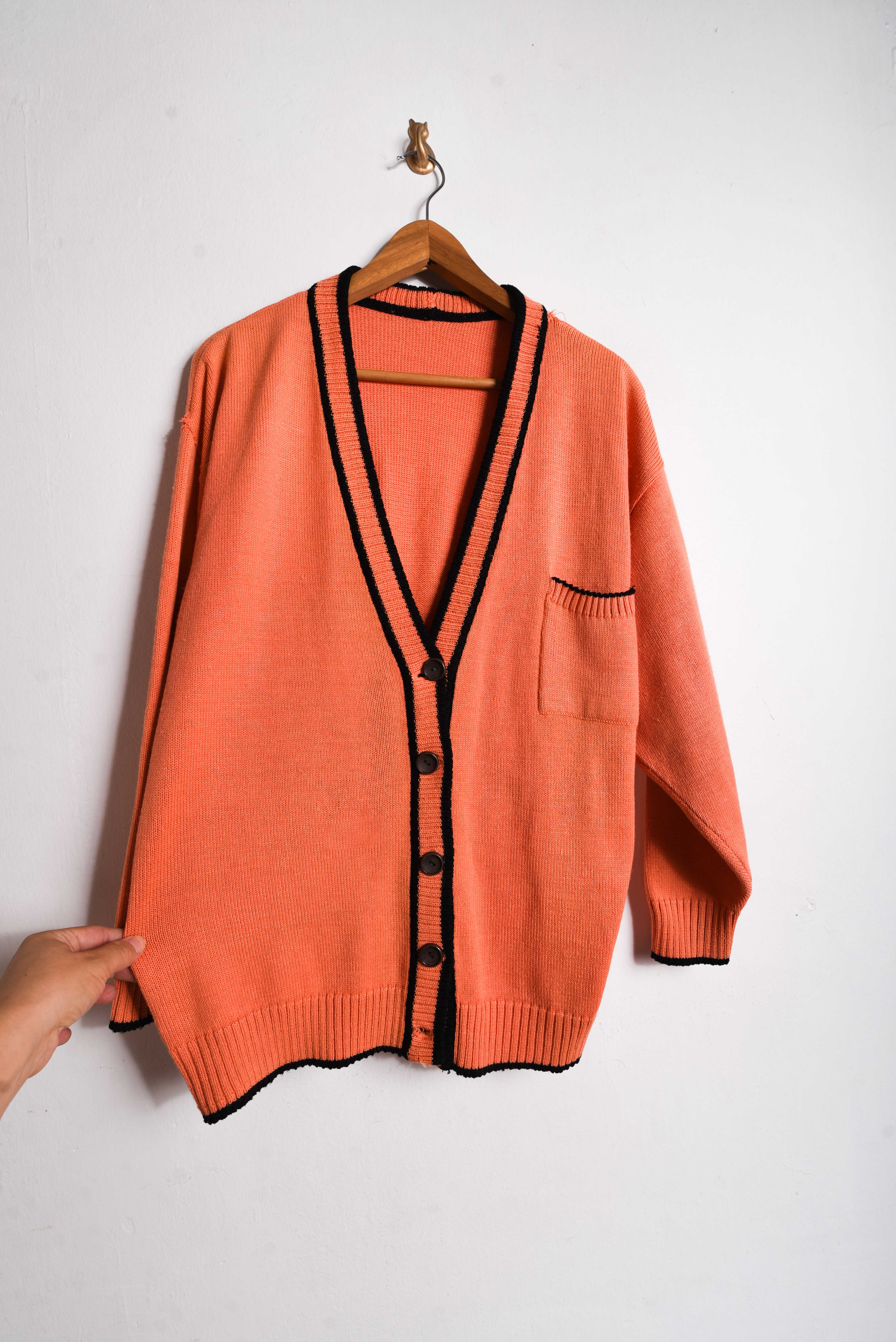 Cardigan naranjo y negro botones