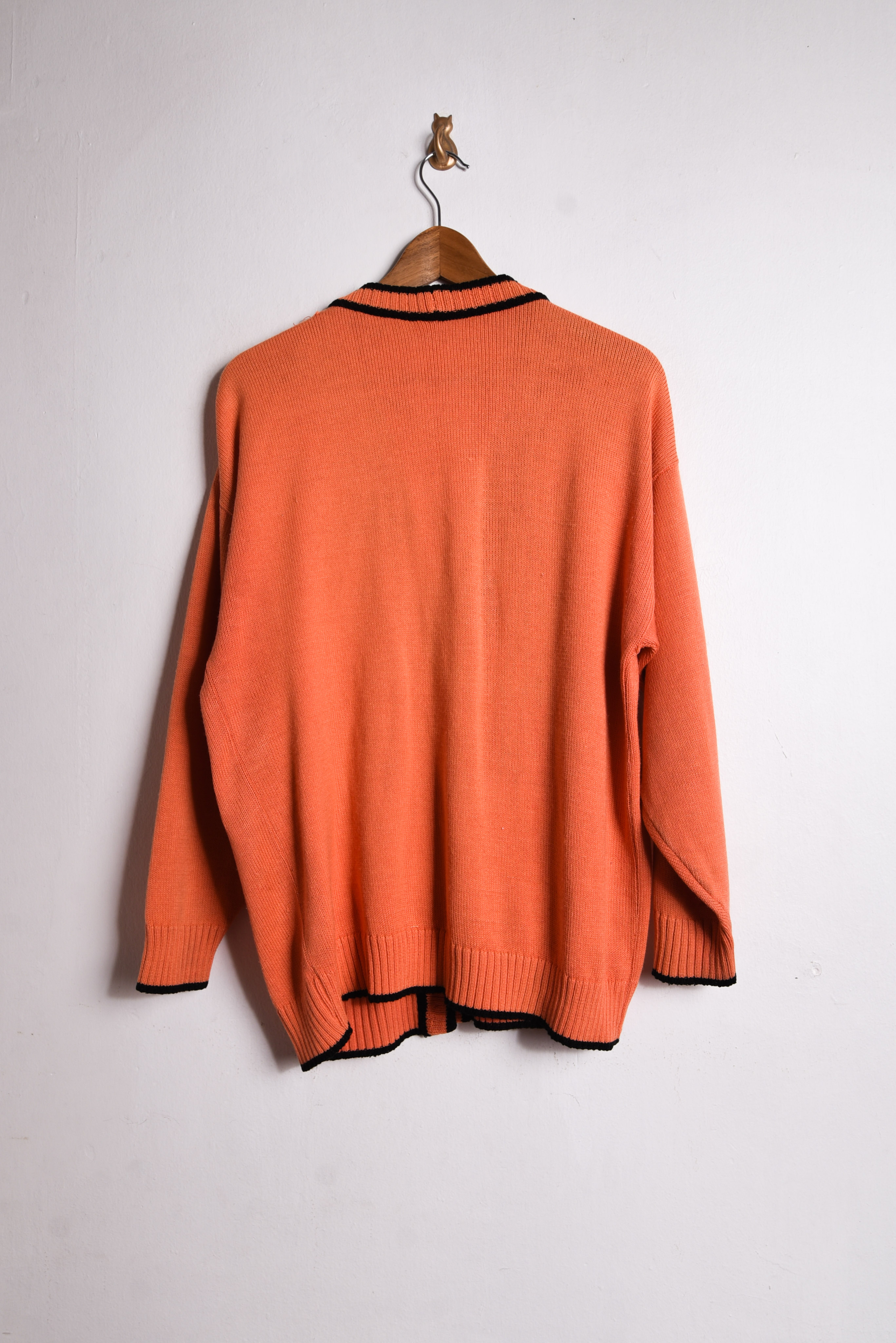 Cardigan naranjo y negro botones