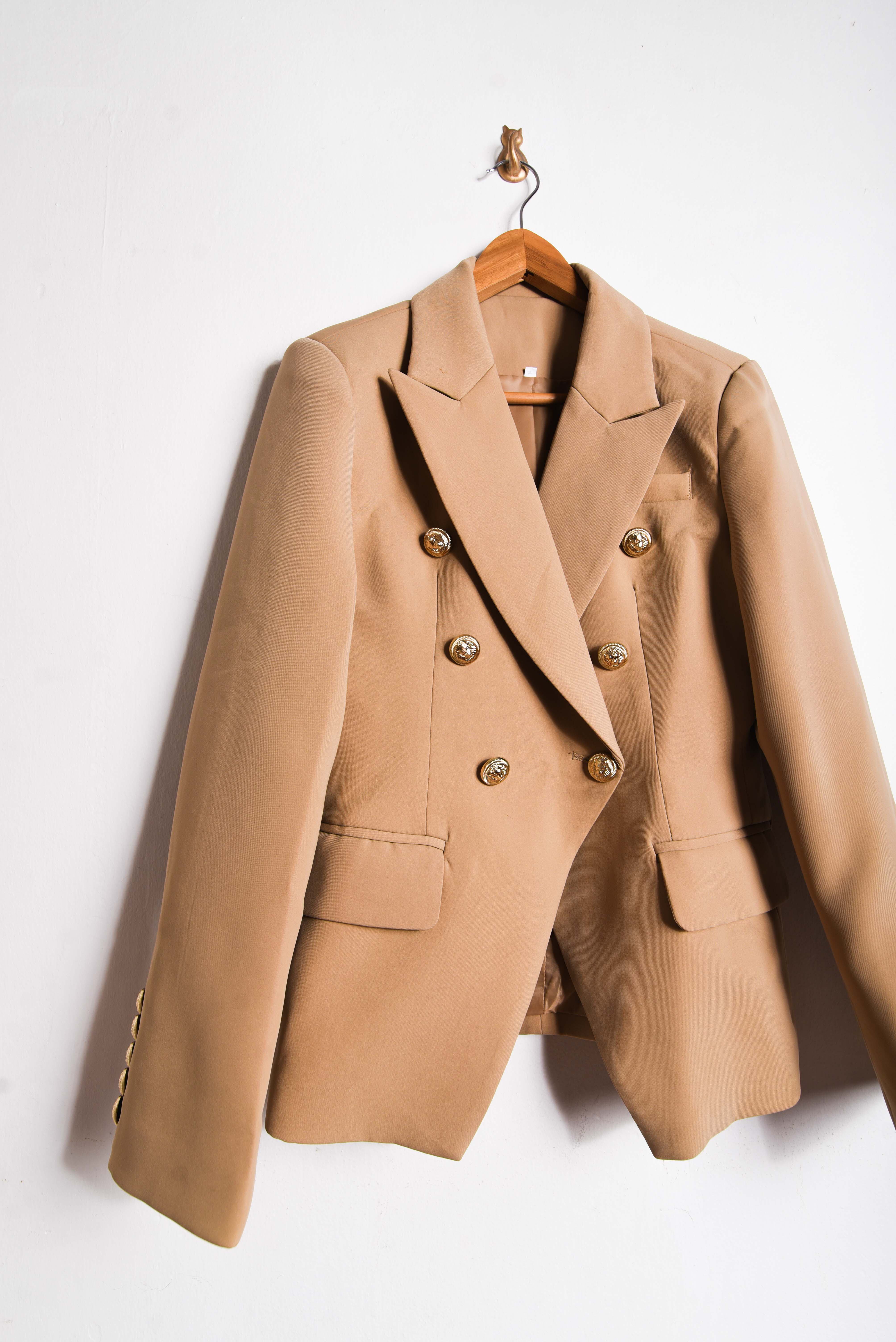 Blazer nude botones dorados