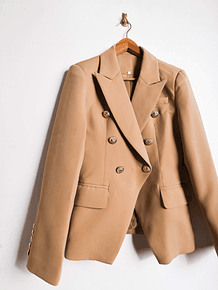 Blazer nude botones dorados