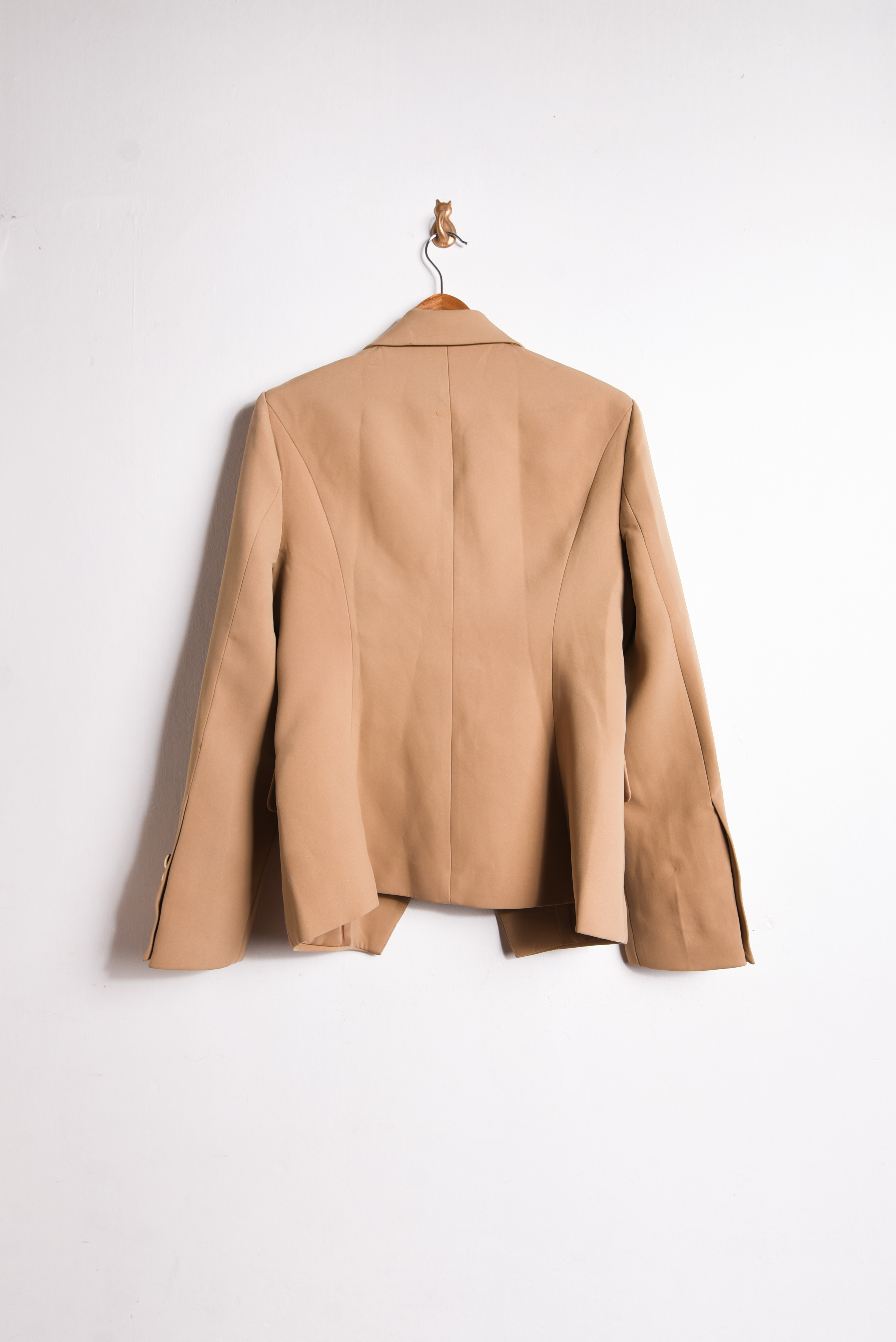Blazer nude botones dorados