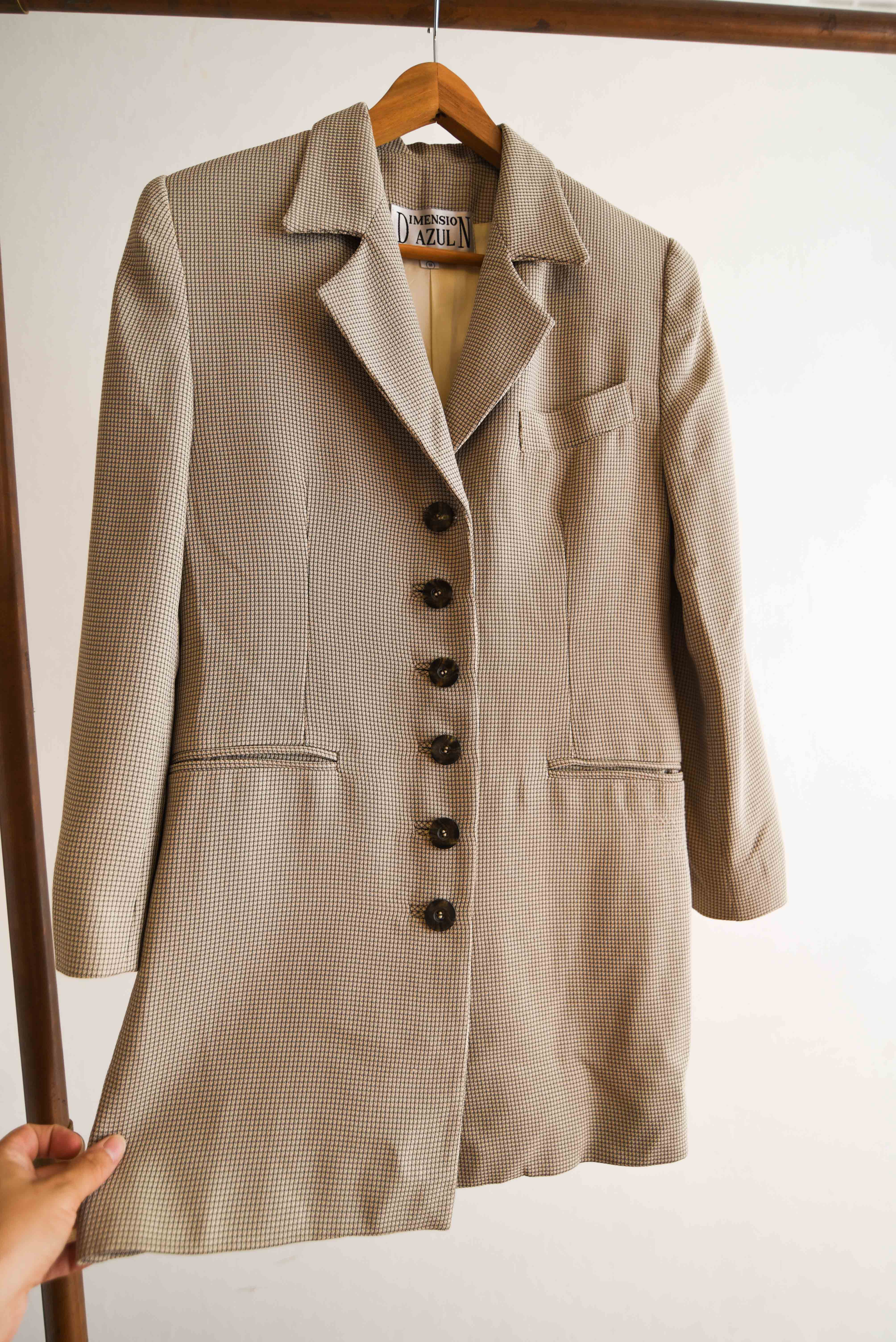 Blazer café cuadritos y botones