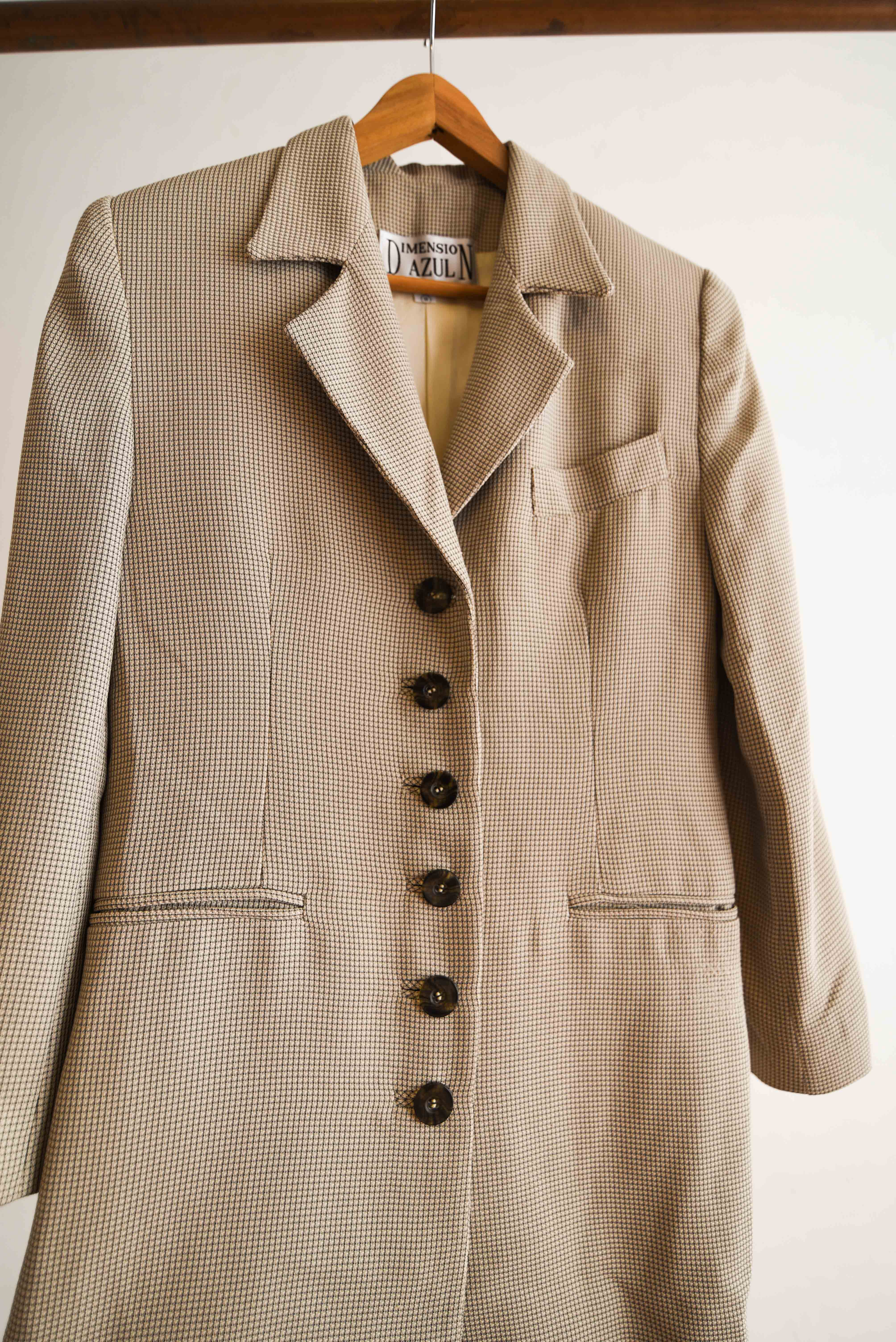 Blazer café cuadritos y botones