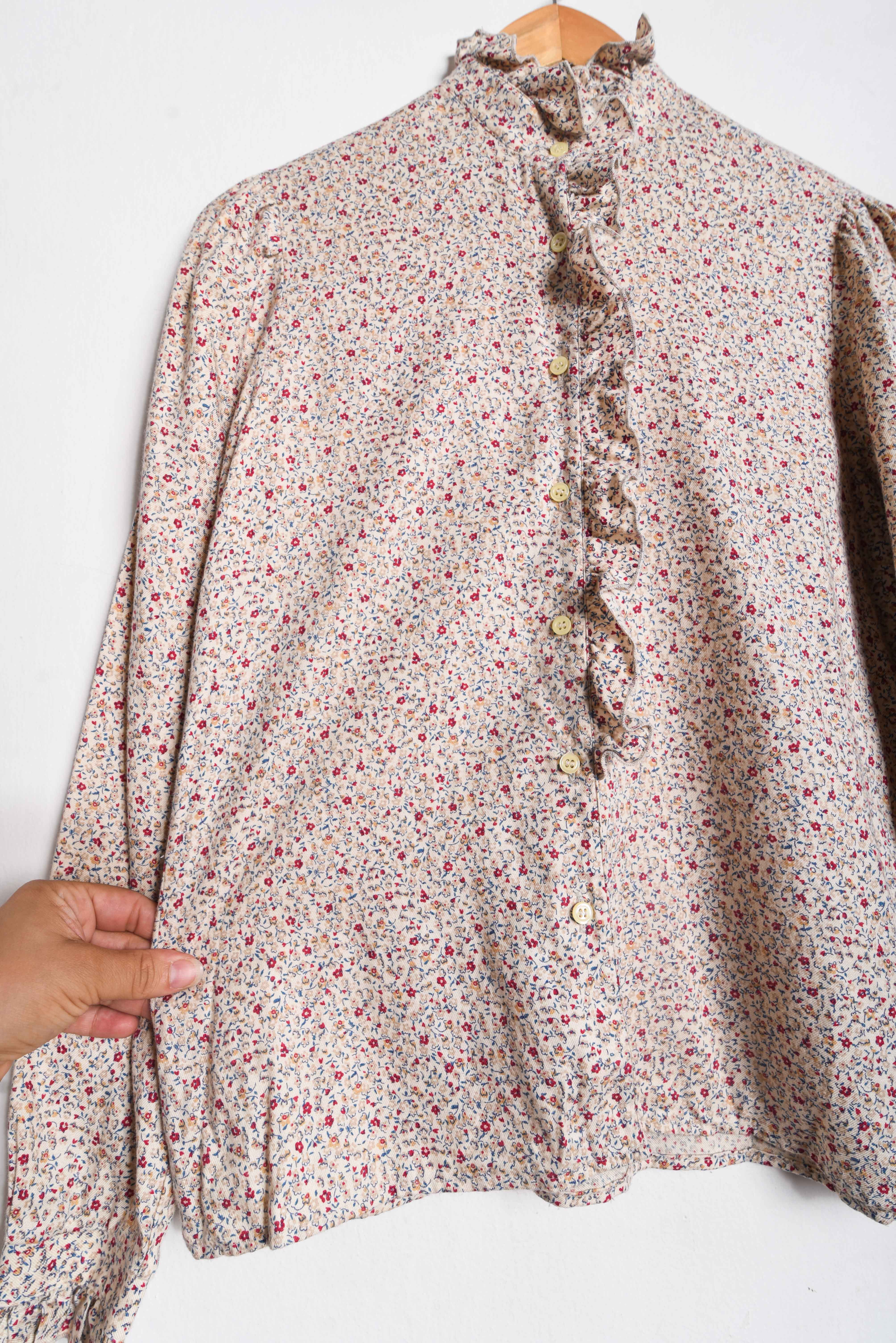 Camisa pastel floral vuelos