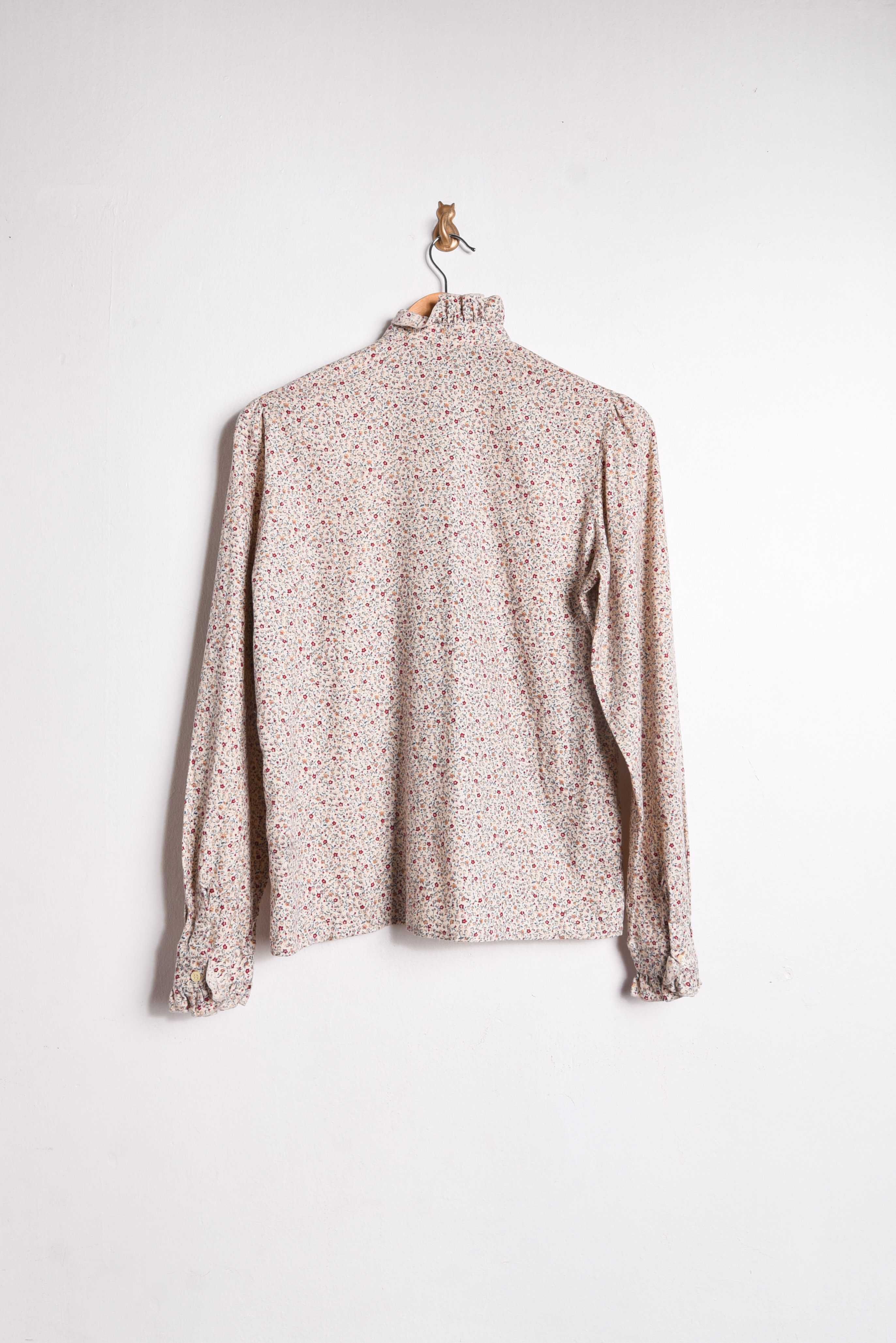 Camisa pastel floral vuelos