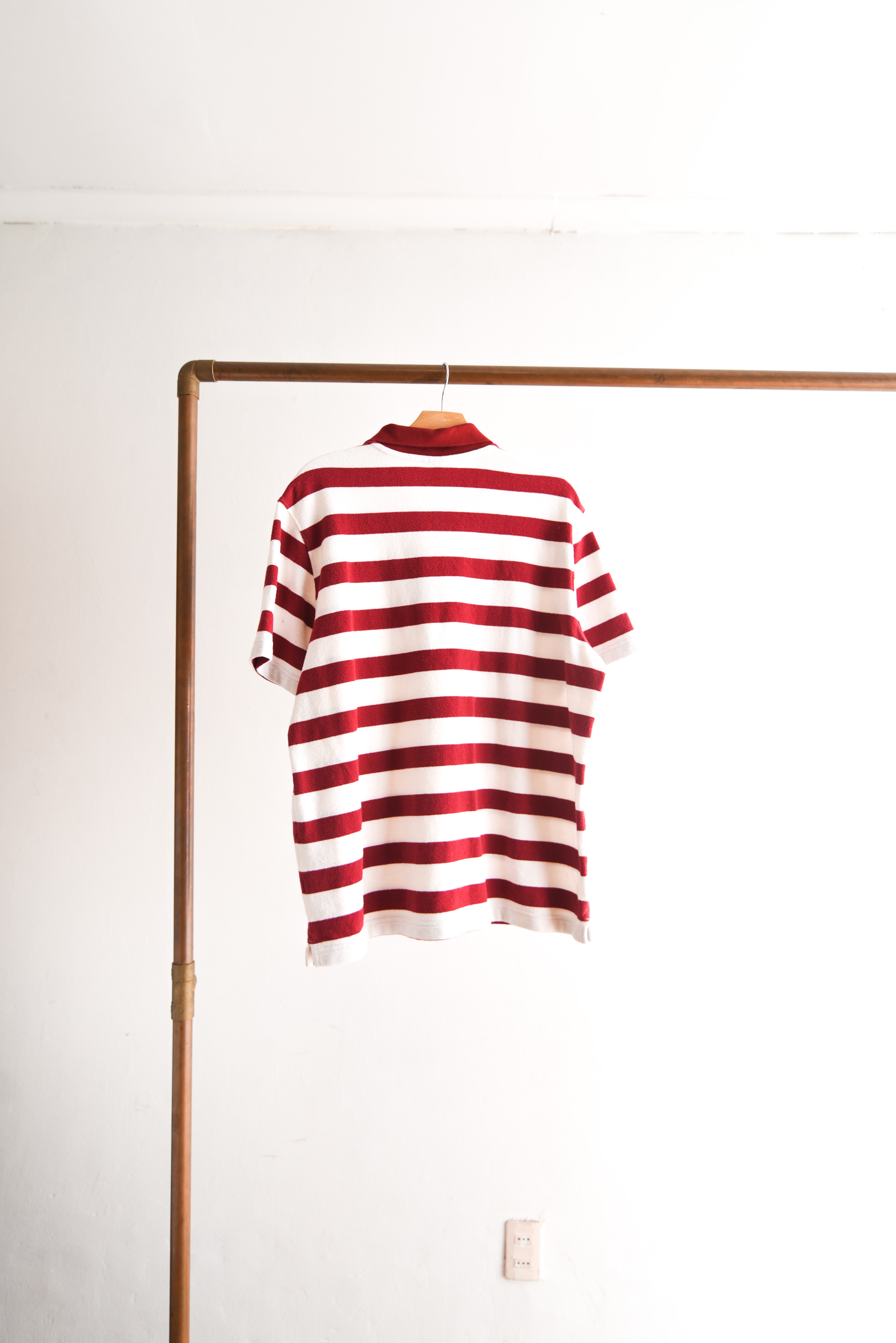 Polera marfil y rojo franjas