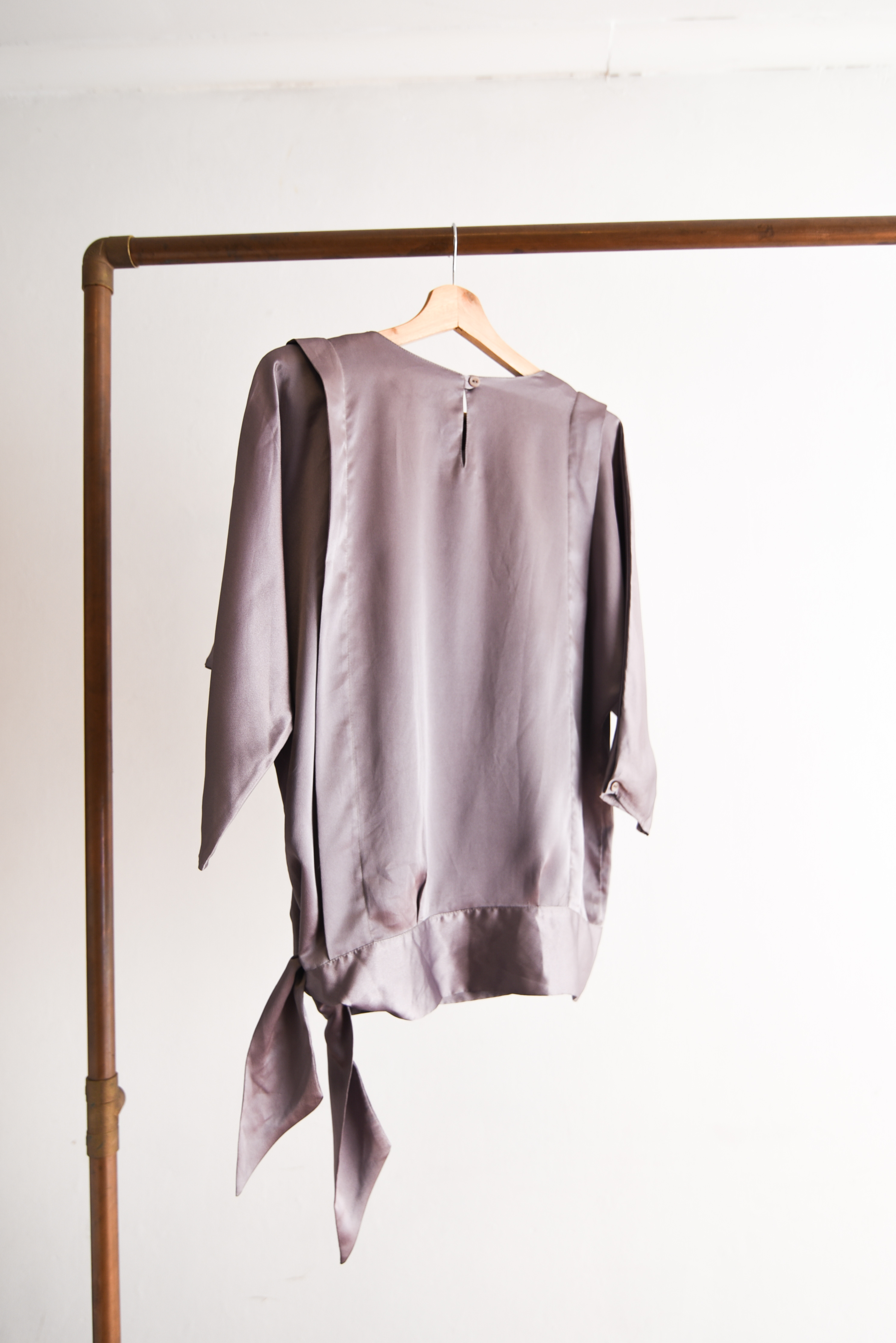 Blusa gris satín 80s