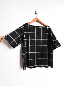 Polera negra grilla 
